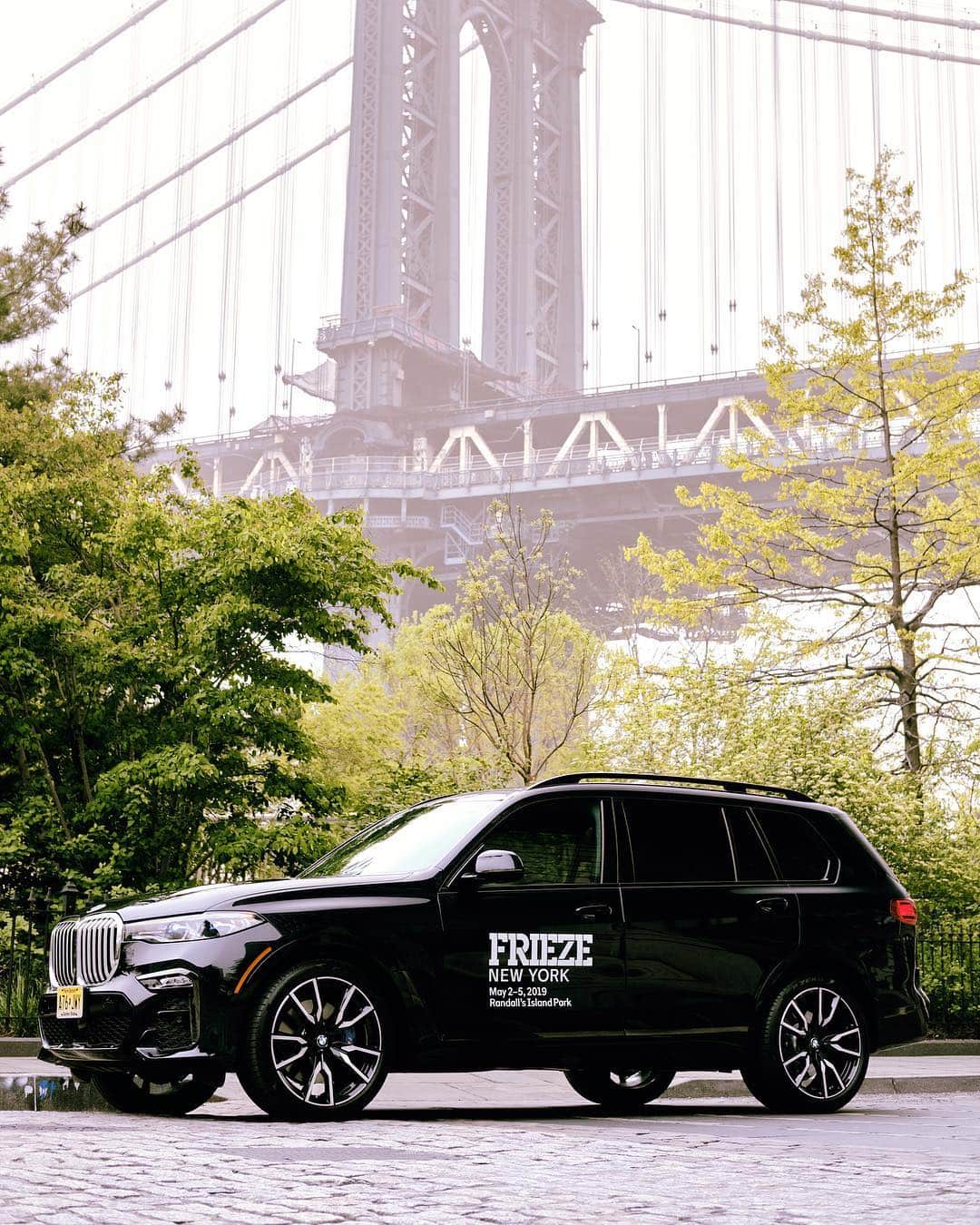 BMWさんのインスタグラム写真 - (BMWInstagram)「A piece of art on display. THE X7. BMW is official partner of the @friezeartfair New York. @bmwgroupculture #THEX7 #BMW #X7」5月5日 0時15分 - bmw