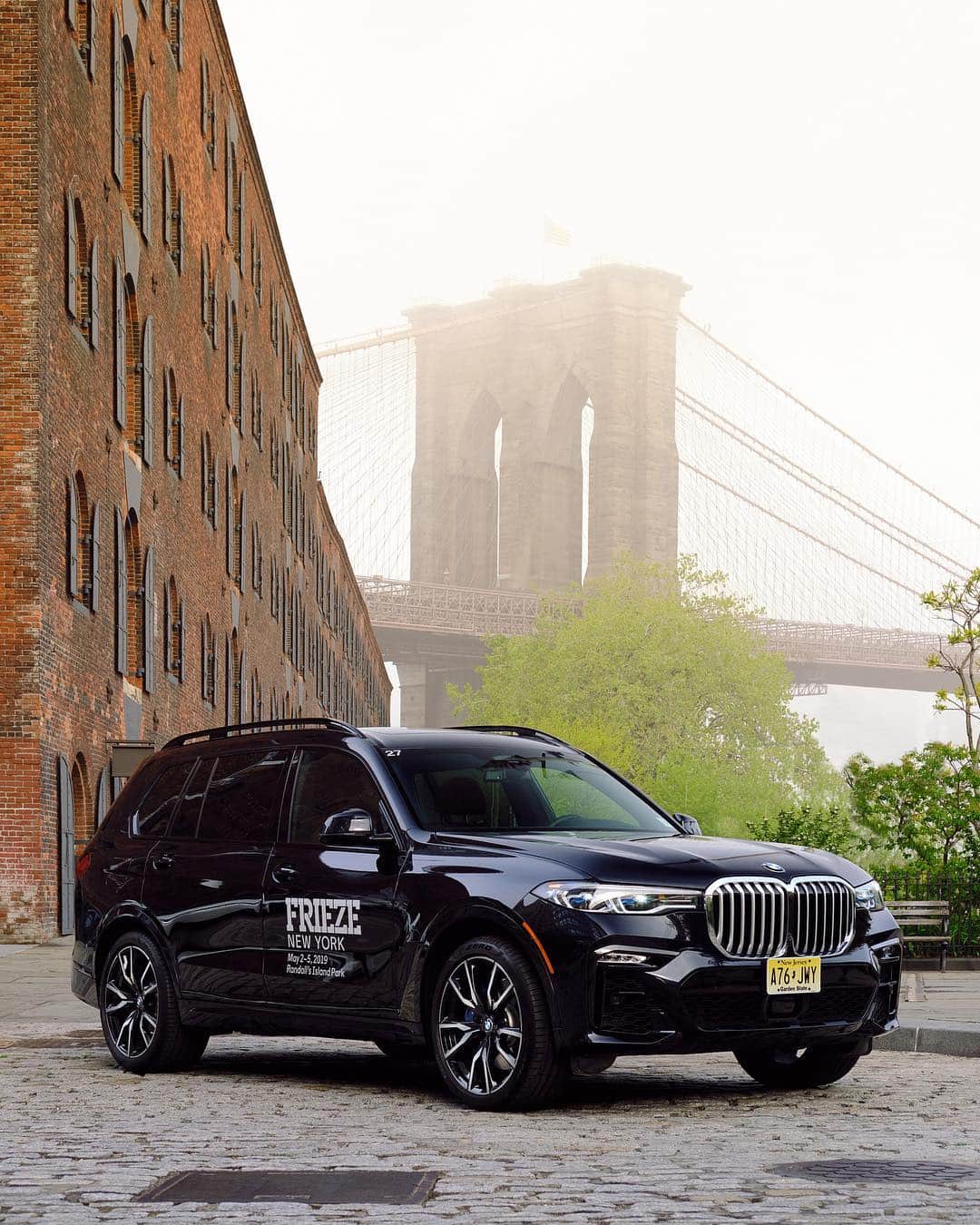 BMWのインスタグラム：「A piece of art on display. THE X7. BMW is official partner of the @friezeartfair New York. @bmwgroupculture #THEX7 #BMW #X7」