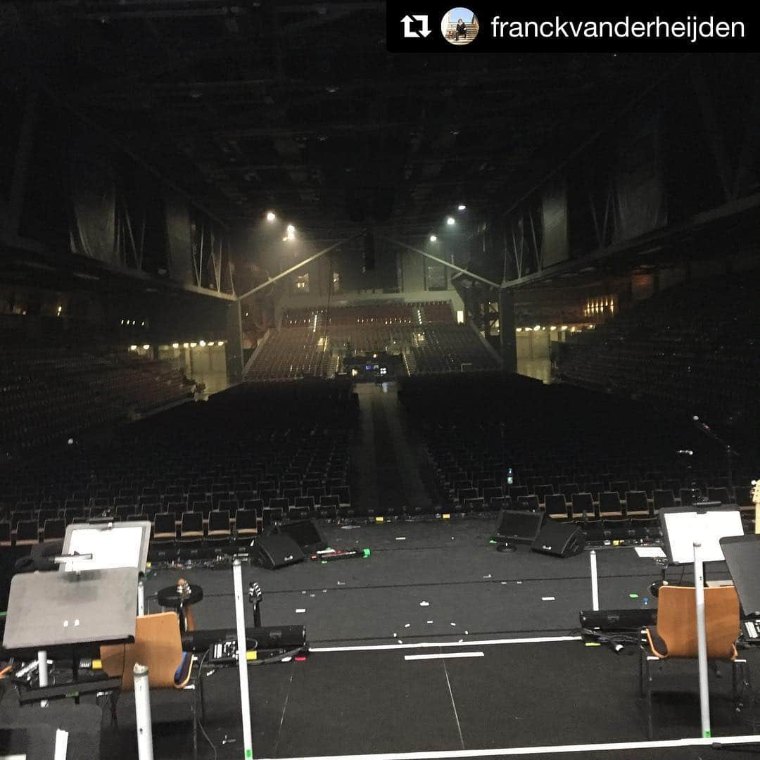 デイヴィッド・ギャレットさんのインスタグラム写真 - (デイヴィッド・ギャレットInstagram)「#Repost @franckvanderheijden  Calm before the storm. Getting ready for the first David Garrett Unlimited tour show.」5月5日 0時21分 - davidgarrettinsta