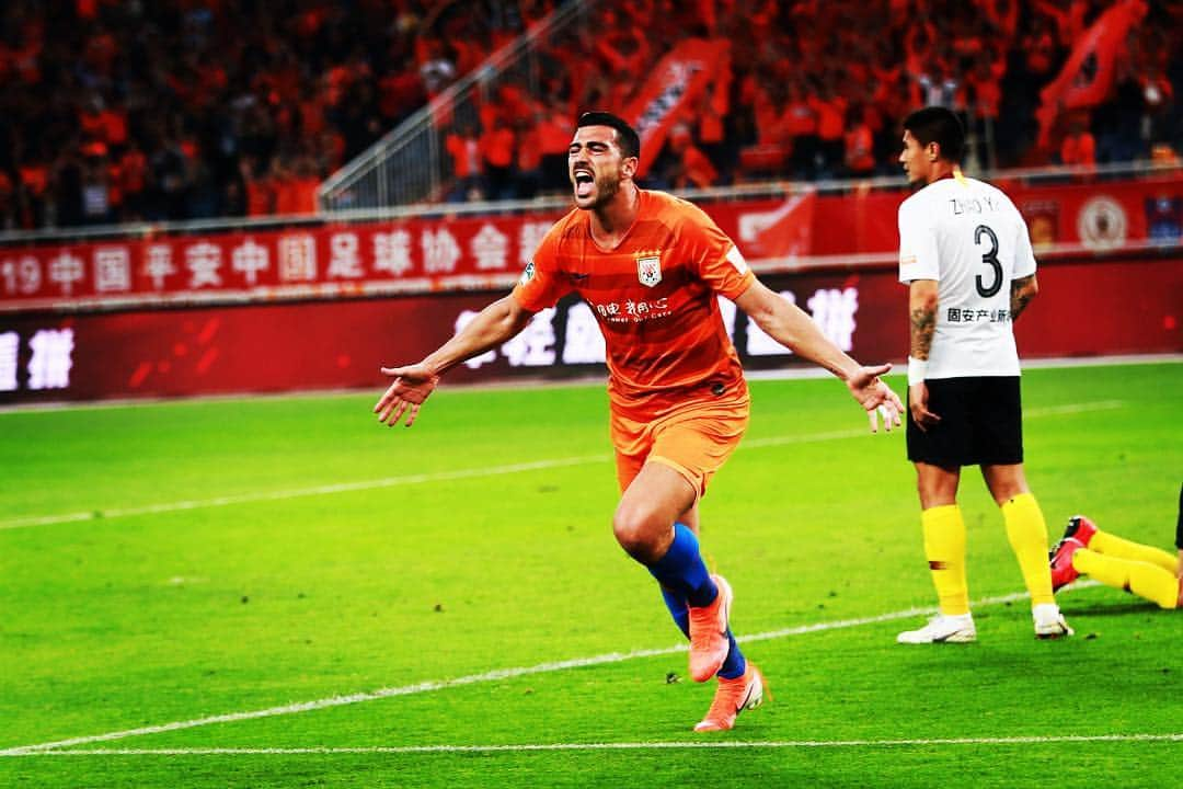 グラツィアーノ・ペッレさんのインスタグラム写真 - (グラツィアーノ・ペッレInstagram)「2-0 @lunengtaishan - @hebei.cffc  Orgoglioso della mia squadra 🧡!!! 2 more goals ⚽️⚽️ #doppietta (15 stagionali ❤️😊)」5月5日 0時21分 - gpelle19_official