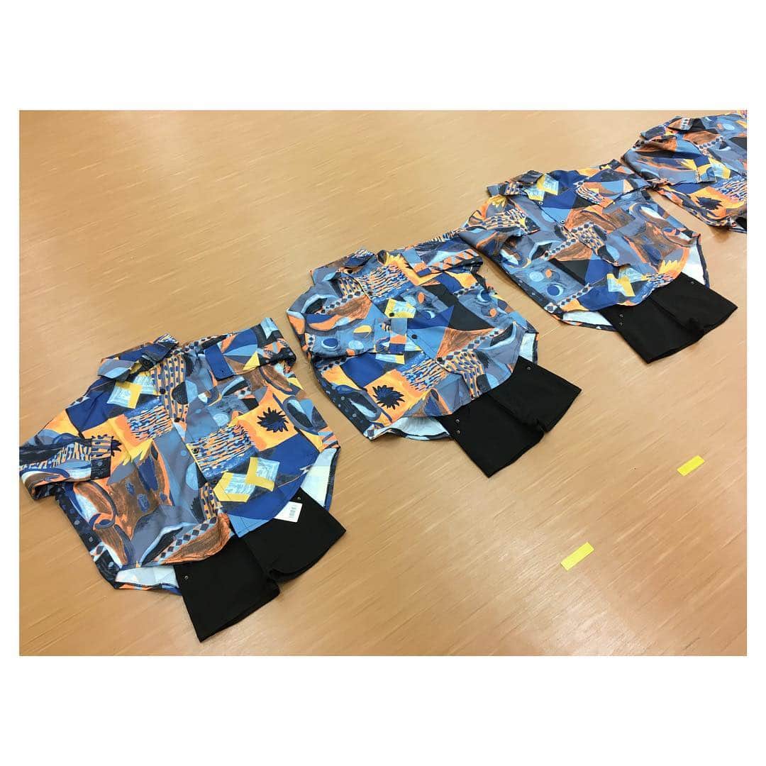 二見夕貴さんのインスタグラム写真 - (二見夕貴Instagram)「. 先日、講師をしているダンス教室の 発表会が終わり、ようやくばたばたと 忙しかった日々が終わりました🙌🏻 . 今年は2つの大きな発表会を 同時進行してたので 制作作業に追われまくってました😂 . ナンバー8本も中々ハードだったけど 映像、チケット、パンフレット、 スタッフ用資料と PCと向き合う時間がとても多かった！ 大変だったけど制作もたのしかった😊＊ . . 大きなステージで踊るの初めての子ばかりで 緊張しちゃうの心配してたけど 無事に踊り切れてよかった✨ . 特に3歳児クラス！！！ 真っ暗な中、ちゃんと板付いて しっかり踊って、ちゃんと袖にはけられて 感動しましたわたし😭✨✨笑 . . ②③⑤⑥衣装たち →6枚目の30人分の仕分け、鬼だった笑 . #dancer #danceinstructor #danceteacher #kidsdance #ダンサー #ダンスインストラクター #キッズダンス #ダンス発表会 #ダンス衣装」5月5日 0時28分 - yyyuki___