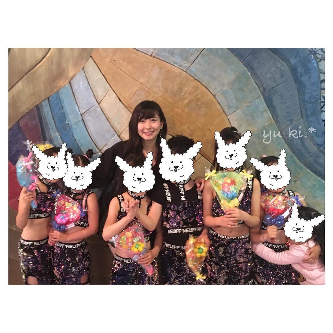二見夕貴さんのインスタグラム写真 - (二見夕貴Instagram)「. 先日、講師をしているダンス教室の 発表会が終わり、ようやくばたばたと 忙しかった日々が終わりました🙌🏻 . 今年は2つの大きな発表会を 同時進行してたので 制作作業に追われまくってました😂 . ナンバー8本も中々ハードだったけど 映像、チケット、パンフレット、 スタッフ用資料と PCと向き合う時間がとても多かった！ 大変だったけど制作もたのしかった😊＊ . . 大きなステージで踊るの初めての子ばかりで 緊張しちゃうの心配してたけど 無事に踊り切れてよかった✨ . 特に3歳児クラス！！！ 真っ暗な中、ちゃんと板付いて しっかり踊って、ちゃんと袖にはけられて 感動しましたわたし😭✨✨笑 . . ②③⑤⑥衣装たち →6枚目の30人分の仕分け、鬼だった笑 . #dancer #danceinstructor #danceteacher #kidsdance #ダンサー #ダンスインストラクター #キッズダンス #ダンス発表会 #ダンス衣装」5月5日 0時28分 - yyyuki___