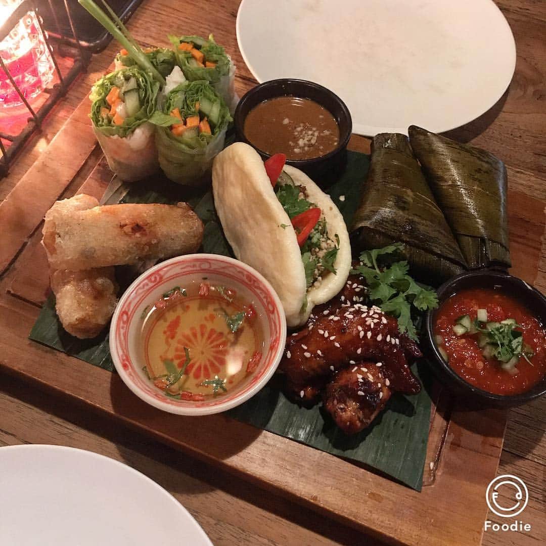 のインスタグラム：「Baliで一番美味しかったのは、ベトナム料理でした😚 東京にはまだレベルの高いベトナム料理やさんいっぱいない気がするのよね...😜 フォー大好き人間としては、自分で作れるようになりたいです🙁 * * * #bo&bun #boandbun #pho #balifood #foodporn #seminyakfood」