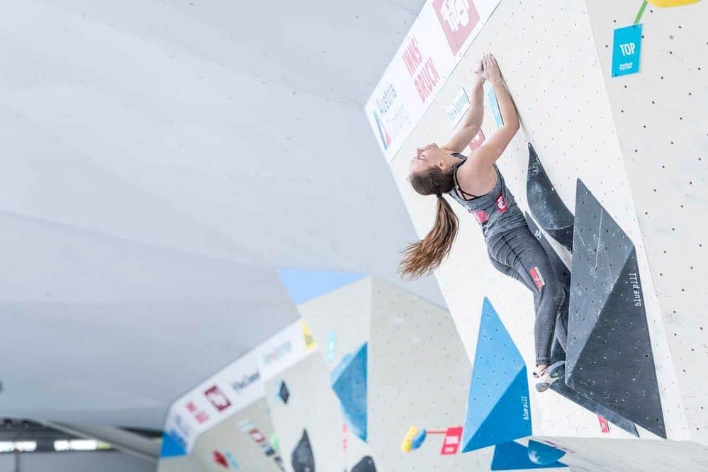 ユリア・フィシェルさんのインスタグラム写真 - (ユリア・フィシェルInstagram)「Very happy that I was able to give my best and show a good performance at the Bouldering European Open in Innsbruck 😊🤩 I didn't expect anything in semis, especially because I woke up really sore and tired after qualis yesterday 😰😅 but I managed to fight hard on the boulders today and came away with a 15th place with two tops and fell on the last move of the other two 🤦🏻‍♀️😄🙌 #tootired Nice atmosphere, perfect organisation, good conditions and a loud crowd put a big smile on my face 😁 now it's time to cheer for our 5 Austrian finalists this evening 🙌💪Vollgas @julepinggera @celina_schoibl @mattea.poetzi @alfons_dornauer @nicolaiuznik 👊 pictures by @katsart_photography and @ansichtssache.photography」5月5日 0時36分 - julia_fiser