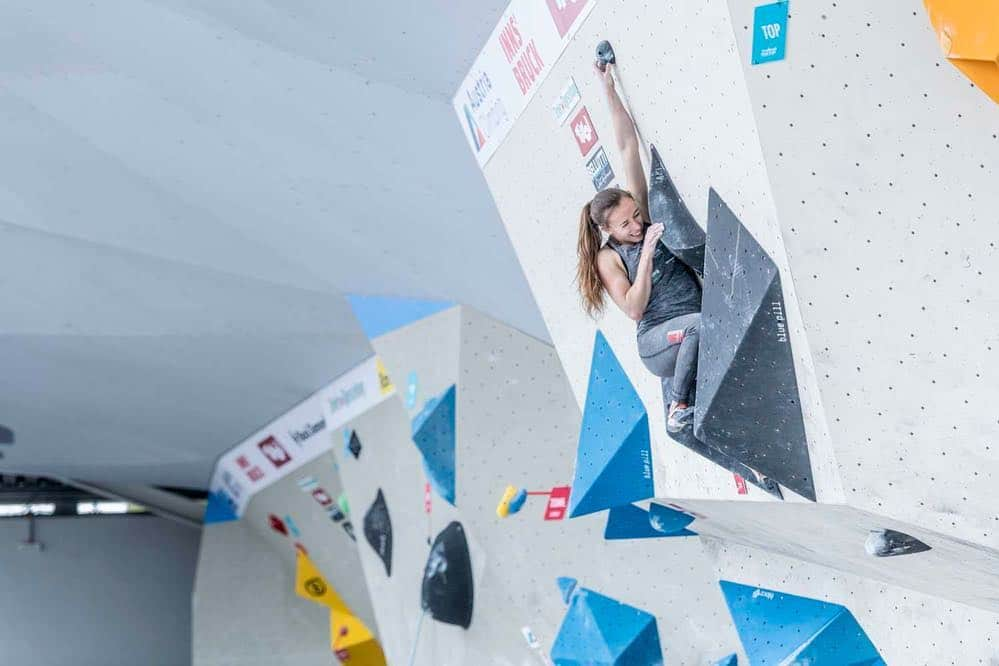 ユリア・フィシェルさんのインスタグラム写真 - (ユリア・フィシェルInstagram)「Very happy that I was able to give my best and show a good performance at the Bouldering European Open in Innsbruck 😊🤩 I didn't expect anything in semis, especially because I woke up really sore and tired after qualis yesterday 😰😅 but I managed to fight hard on the boulders today and came away with a 15th place with two tops and fell on the last move of the other two 🤦🏻‍♀️😄🙌 #tootired Nice atmosphere, perfect organisation, good conditions and a loud crowd put a big smile on my face 😁 now it's time to cheer for our 5 Austrian finalists this evening 🙌💪Vollgas @julepinggera @celina_schoibl @mattea.poetzi @alfons_dornauer @nicolaiuznik 👊 pictures by @katsart_photography and @ansichtssache.photography」5月5日 0時36分 - julia_fiser