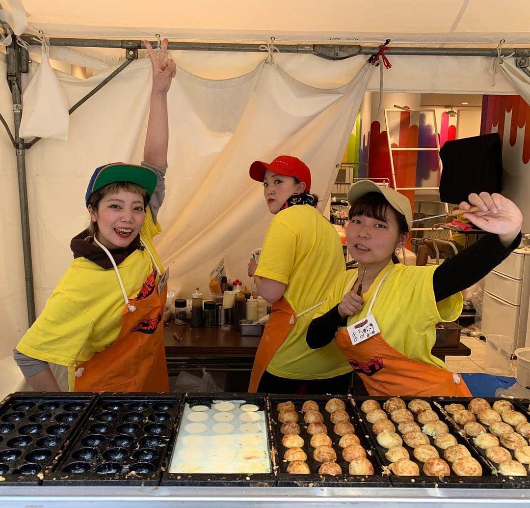 池田真一のインスタグラム：「今日もたこ焼きブありがとうございました！ いつも頑張ってくれてるたこ焼きブの部員だよ！ 左から 熱燗星の朝までいこまちゃん 長居あこちゃん まるちゃん  明日も皆さんお待ちしております！」