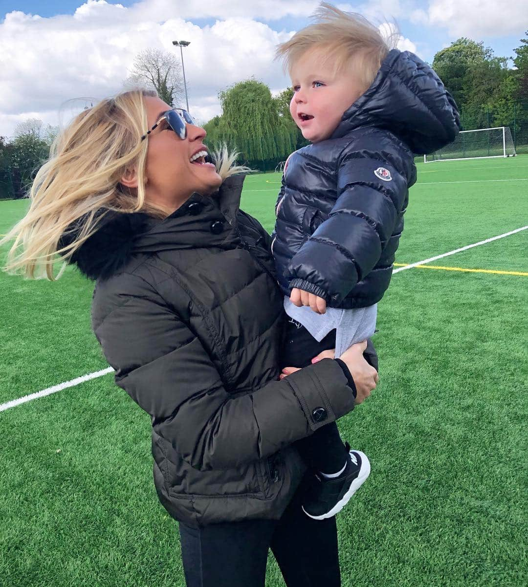 ビリー・フェアーズさんのインスタグラム写真 - (ビリー・フェアーズInstagram)「Instagram VS Reality 🤣😆🌬💨 ... A very windy morning watching daddy and his friends play football with my little chops 💙」5月5日 0時44分 - billieshepherdofficial