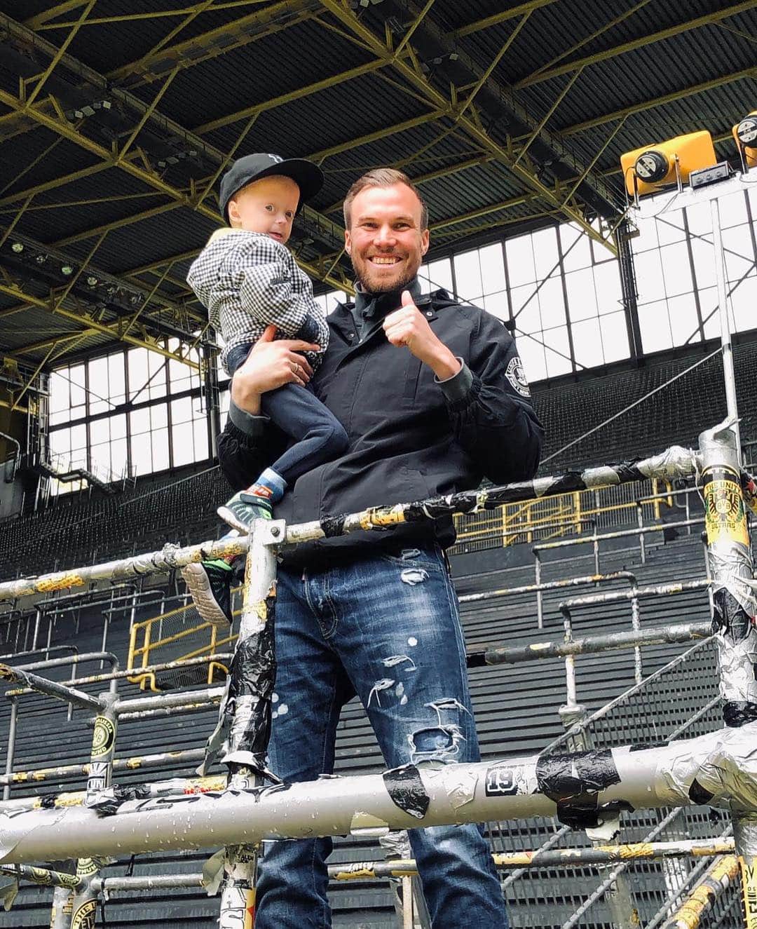 ケヴィン・グロスクロイツのインスタグラム：「Mit meinem kleinen Freund im schönsten Stadion der Welt 👊🏻💪🏻 Jetzt gehen wir lecker im @mit_schmackes_dortmund etwas essen und morgen läuft er mit mir ein ❤️ #beste  @lukes_dad78」
