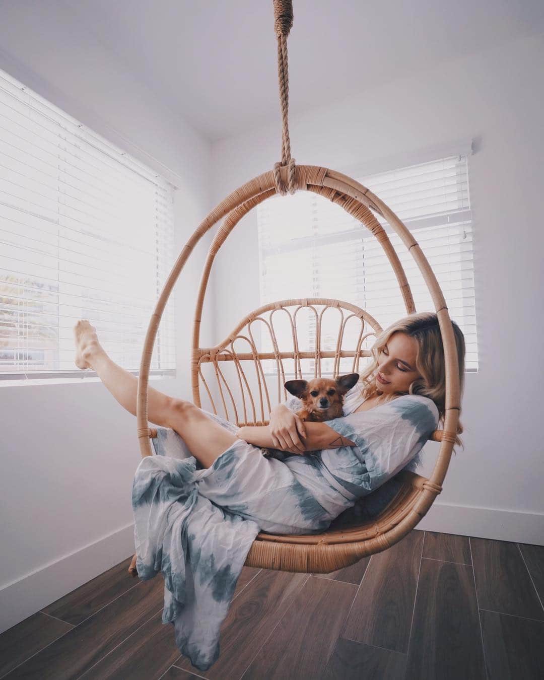 のインスタグラム：「happy weekend 🌸 take a break, hang with your favs & stay cozy Me and this little bugger are on the road again back to my hometown where the peanut butter coffees and fav food stops will be consumed in great quantities 📸 @arthurtparra」