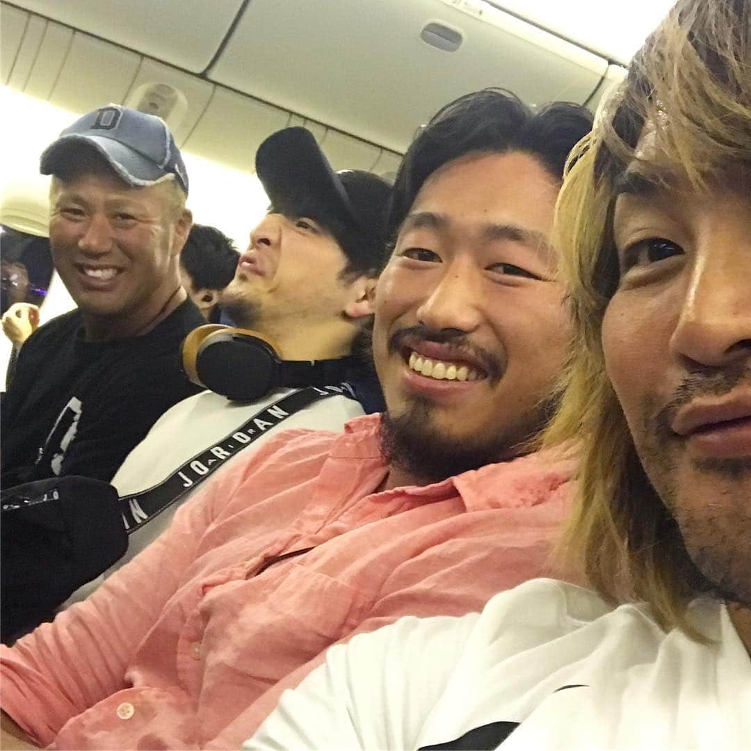 棚橋弘至さんのインスタグラム写真 - (棚橋弘至Instagram)「帰りの飛行機。4列席にレスラー横並び4人💦 #ぎゅうぎゅう ※左から #本間朋晃 #成田蓮 #辻陽太」5月5日 0時53分 - hiroshi_tanahashi