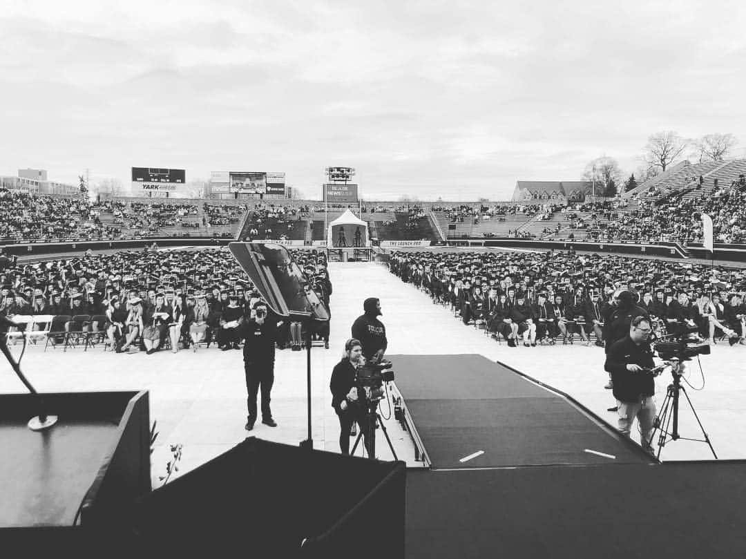 ケイティ・ホームズさんのインスタグラム写真 - (ケイティ・ホームズInstagram)「A true honor to speak to the graduates of @uoftoledo congratulations #classof2019」5月5日 0時53分 - katieholmes