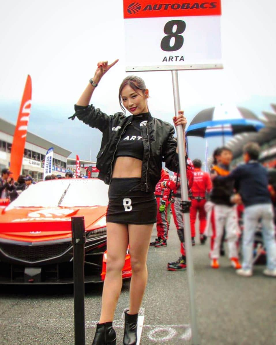 横町ももこさんのインスタグラム写真 - (横町ももこInstagram)「💖 . SUPER GT Rd.2 in FUJI🏁🗻✨ . 今回もスタートから雨、そして中断もあり、再開後も両クラス共に本当にハラハラドキドキのレースでした💨 . ARTA 500クラス 8号車は9位でポイント獲得✊✨ まだまだ残りのレースも何が起こるかわからない‼️ . 私は初のグリッドボード担当で、 真っ先に私の晴れ姿を撮影しに来てくれたり、 おめでとうって声かけてくださった皆様がたくさんいて本当に嬉しかった😭✨ 本当にありがとう🧡🖤 . しあわせ〜らぶ〜🥰✨ . #令和最初のsupergt  #ARTAGALS #ARTA#弾丸 #ARTAレースクイーン #ARTAGALSPROGRAM #athlete #autobacs#オートバックス #autobacsracingteamaguri #SUPERGT#SUPERGT2019#SGT#SGT2019 #8号車#55号車#honda#NSX #オレンジの弾丸#黒の弾丸 #cvstos #レースクイーン#racequeen#rq #サーキットアテンダント #平成最後のレースクイーン #令和最初のレースクイーン #08 #富士スピードウェイ」5月5日 0時54分 - momochadayo