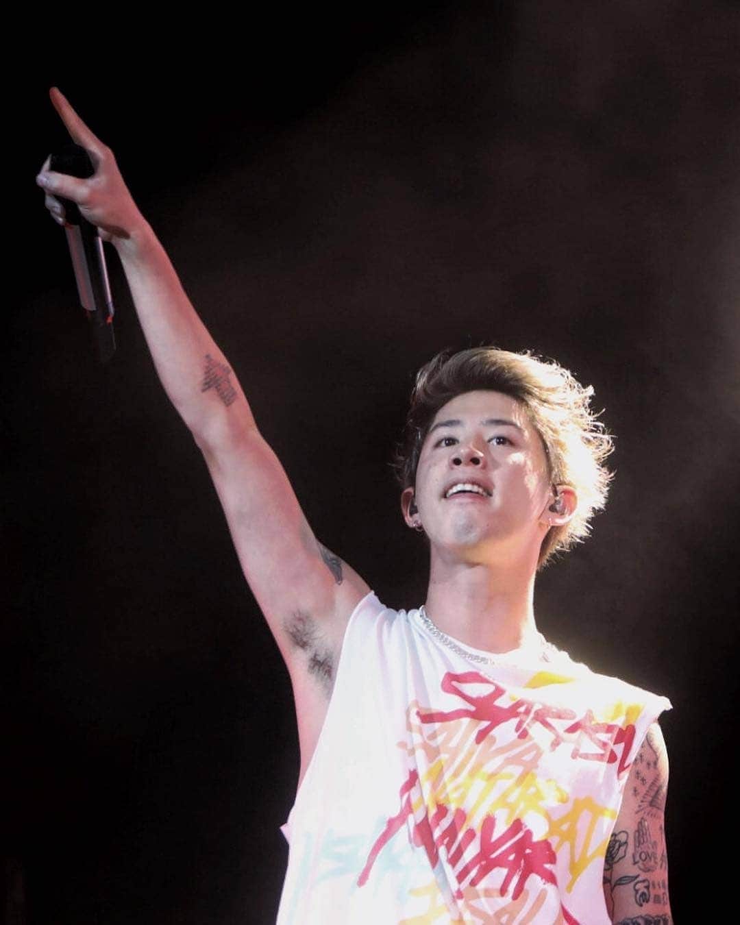 ONE OK ROCK WORLDさんのインスタグラム写真 - (ONE OK ROCK WORLDInstagram)「- ■Ed Sheeran Divide world tour2019 Live in  Jakarta,Indonesia,Gelora Bung Karno Stadium 03/05/2019  4月から始まったエド・シーランのOAとしてのアジアツアーファイナルを5/3インドネシアのジャカルタで迎えた。 以下 @masagungwilis よりリポストさせて頂きます。 ■The Japanese superstars, One Ok Rock are supporting Ed Sheeran in Jakarta . . Photo taken using Canon EOS R with EF 70-200mm f/2.8L IS II USM and RF 28-70mm f/2L USM lens #oneokrock #edsheeran #divide #jakarta #canonphotoid #canonindonesia @canon.indonesia @oneokrockofficial」5月5日 0時46分 - oneokrockworld