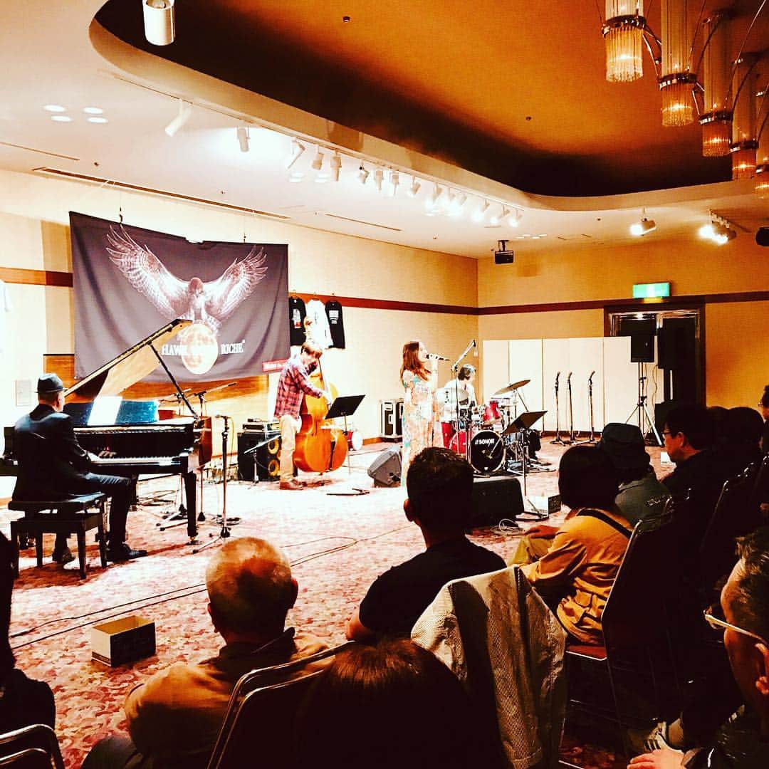 川本睦子さんのインスタグラム写真 - (川本睦子Instagram)「Happy singing in new era! Takatsuki jazz street is one of the biggest jazz event in Japan. The city is full of music! So fun!  令和初うたいは、自分の原点のひとつである高槻ジャズストリートで！大勢のお客様に囲まれて〜幸せ！ しかしながら、人混みの苦手な私は、広島のフラワーフェスティバルも、高槻も、自分の持ち場以外はウロウロすることはできなかったのですが、広島から移動する時から道すがらいろんな方に会えました！大きなイベントは思いがけない再会や出会いが嬉しいですね！ そして明日はキヨミでフィリップとDUOですよ！ #高槻ジャズストリート #PhillipStrange#萬恭隆#中村雄二郎#川本睦子」5月5日 0時48分 - muzco
