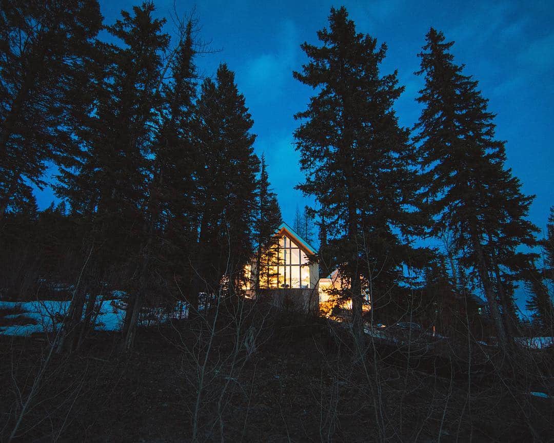 Alex Strohlさんのインスタグラム写真 - (Alex StrohlInstagram)「Blue hour @thenooq —  After photographing other people’s dwellings & cabins across the world I finally was able to build & photograph our own place! Pretty cool feeling. ⁣ ⁣ PS. Posted a new film on YouTube on why we built in the woods + a house tour. 🎥 Link in profile 🎥」5月5日 0時49分 - alexstrohl