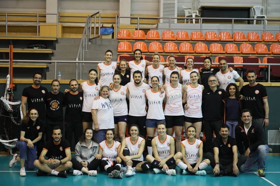ギュルデニズ・オナルのインスタグラム：「Veee sezonun son antremanı🧡🖤 @eczacibasisporkulubu」