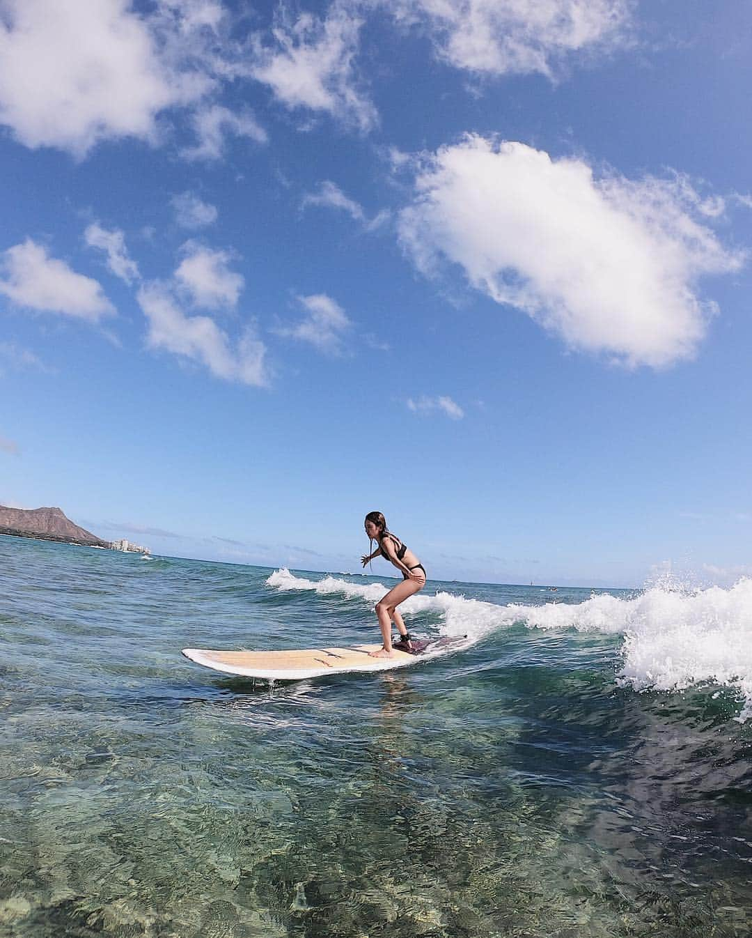 佐々木彩乃さんのインスタグラム写真 - (佐々木彩乃Instagram)「surfing🏄‍♀️ 昔サーフィンしてる友達に教えてもらったけど上達しなくて全然やってなかったサーフィンをせっかくハワイいるし @marristea ちゃんがが紹介してくれて @surfergirlacademy に行ってみた💖 1からしっかり教えてもらったおかげ立てるようになった🏄‍♀️ 全然初心者だけど何より2時間海の中で運動して楽しくてとても良いトレーニング😂 ハワイは美味しいものの誘惑が多いから沢山食べて沢山運動！ ハワイに来た際は @surfergirlacademy でサーフィンおすすめです！ #hawaii #waikiki #surfgirl #surfergirlacademy #surfing」5月4日 16時00分 - ayano__sasaki