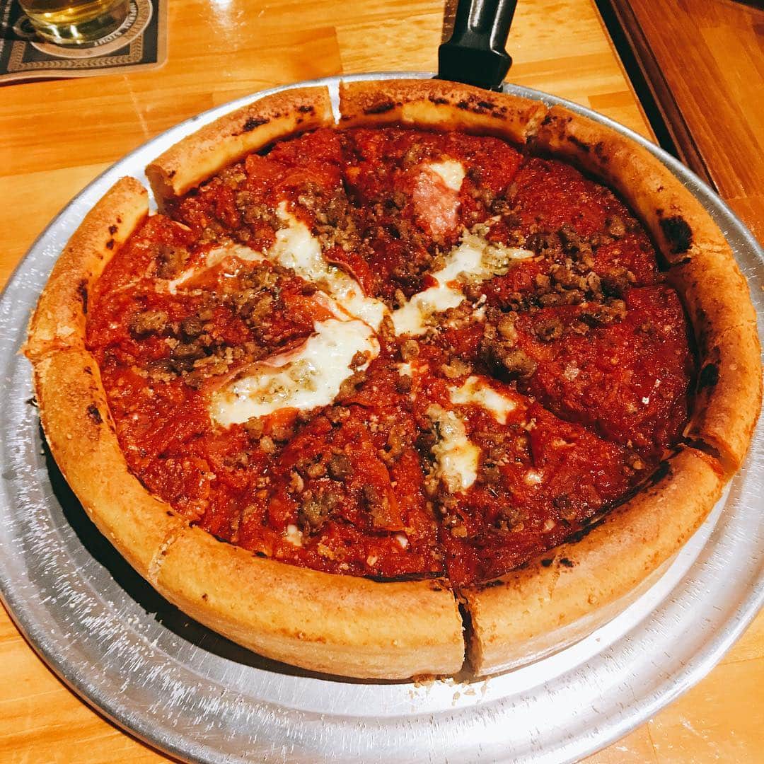金巻ともこさんのインスタグラム写真 - (金巻ともこInstagram)「シカゴピザとチキンウィング。 #pizza #chicagopizza #シカゴピザ #デビルクラフト #devilcraft #ピザ食べすぎ」5月4日 16時00分 - tomotomoco