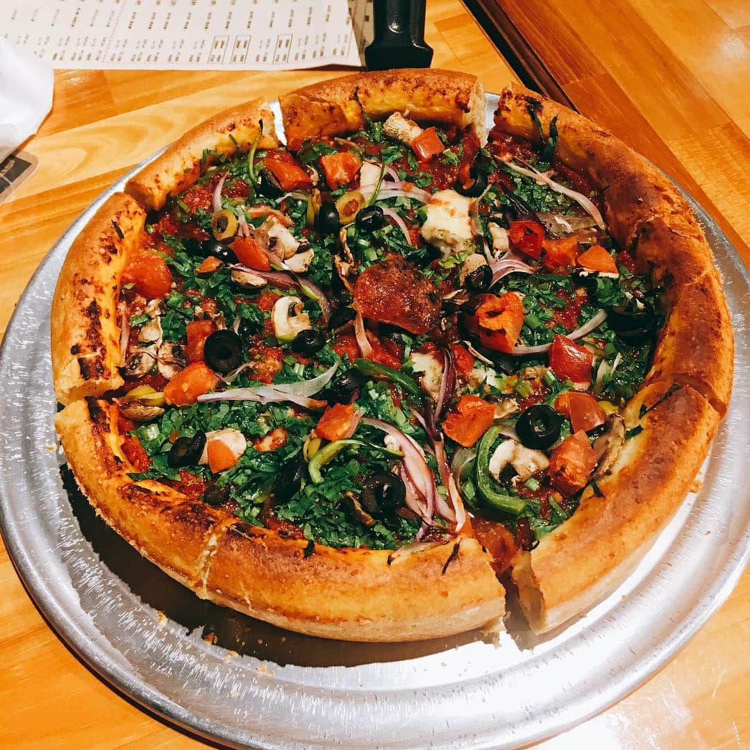 金巻ともこさんのインスタグラム写真 - (金巻ともこInstagram)「シカゴピザとチキンウィング。 #pizza #chicagopizza #シカゴピザ #デビルクラフト #devilcraft #ピザ食べすぎ」5月4日 16時00分 - tomotomoco