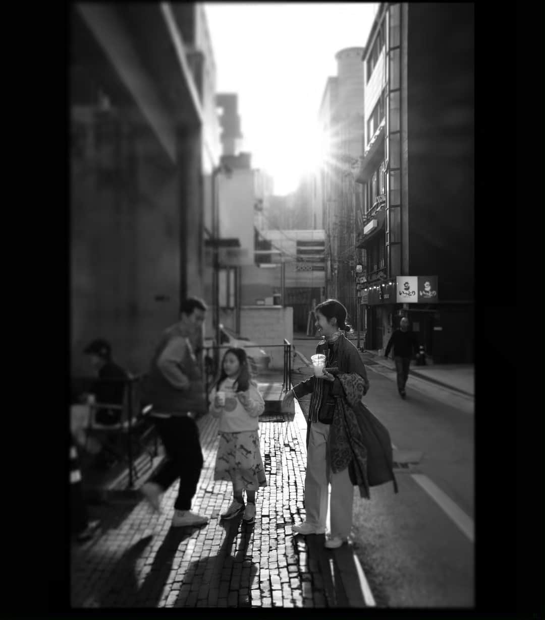 ユン・ヘジンさんのインスタグラム写真 - (ユン・ヘジンInstagram)「외국같지만 한국..👍🏻 #날좋았던4월어느날 반가운 친구도 우연히 보고🤣👫」5月4日 15時56分 - hjballet80