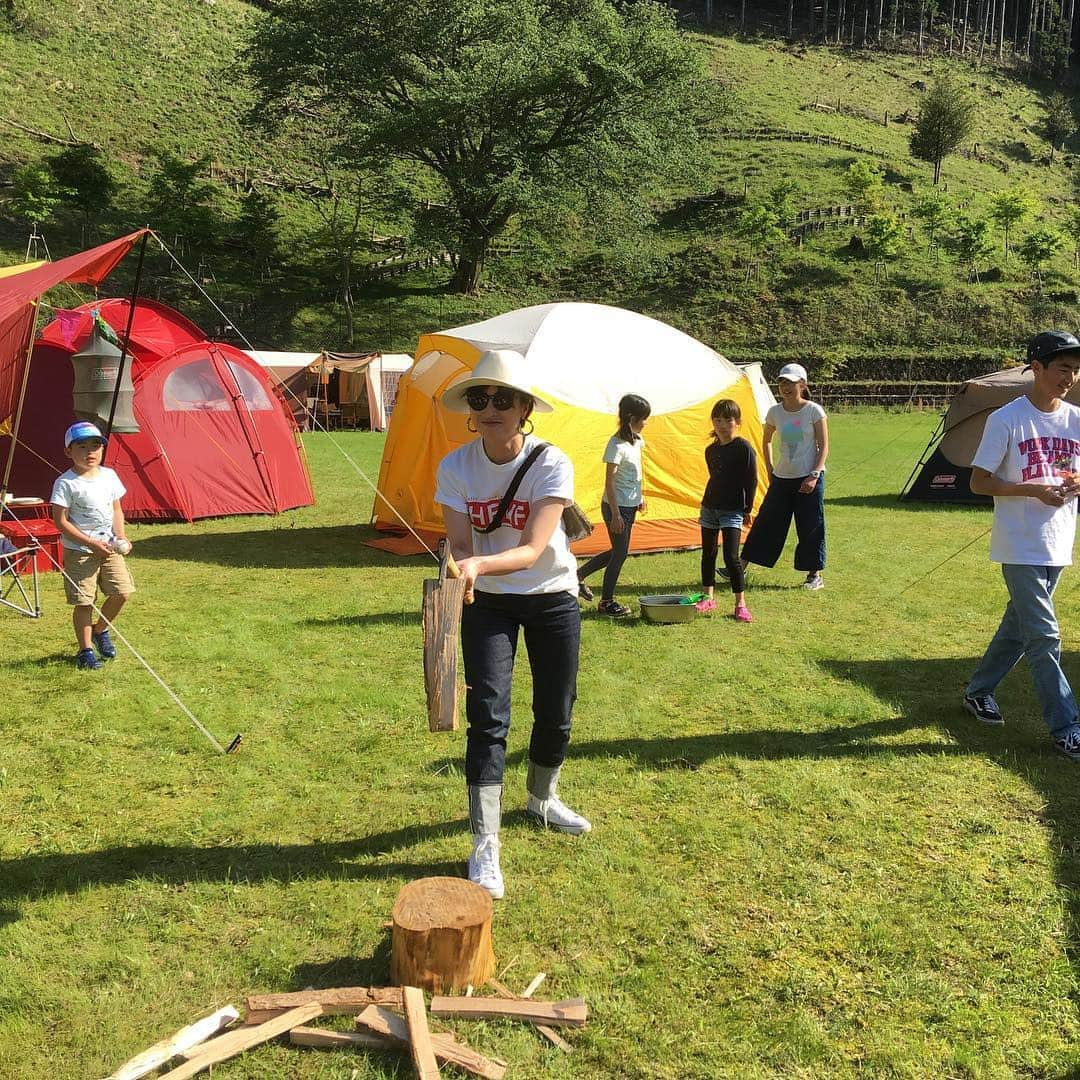 中島ヒロトさんのインスタグラム写真 - (中島ヒロトInstagram)「薪割り大会。  この後、見事に割れました。  #camplay  #オレンジかつらぎ店  #ケンコー社 #bigagnes  #workdaysbecameplaydays」5月4日 15時57分 - djhirotonakajima