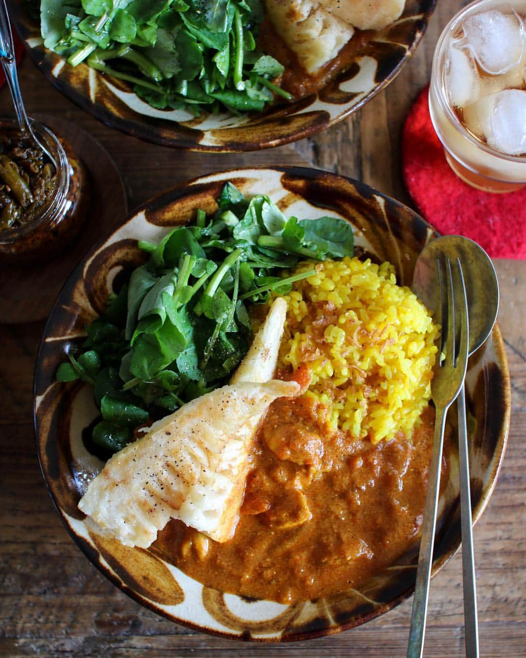 かおしさんのインスタグラム写真 - (かおしInstagram)「カレーで遅い昼ごはん🍛 15時だから夕ごはん？ カレーを作りたくて買ったスパイスたちが、数年の時を経てやっと開封された😂 初めてでかなり適当にやってしまったので、次はきちんと作ってみよう。 オクシモロンのカレーの本、どこに置いたかな…🤣 ・ 今回はチキンカレーで、クレソンのサラダと筍のソテーをトッピング。 筍は水煮のものに小麦粉をまぶして、じっくりと焼いたよ👩‍🍳 外は香ばしくカリカリ、噛むとシャキシャキで、そのままでもカレーをつけて食べても美味しかった😋 カレーは食べた時はトマトの酸味が強いのに、後から辛さがやってきて、身体がポカポカに。 なかなか美味しくできた😋 ターメリックライスには、大好きなフライドオニオンをトッピング。 フライドオニオンは日本で買うと少ししか入っていないのに、まあまあな値段がするけど、台湾で買うとたくさん入っていて安いよ😉 正確には台湾のフライドオニオン(#油葱酥 )は玉ねぎではなくエシャロットなので、甘みが少ないのが違い。 魯肉飯を作る時に使うのはもちろんのこと、スープに入れたり、カレーに入れたり、結構万能に使えるので、常にストックしてる😃 ・ AbemaTVで毎週楽しみだった#いきなりマリッジ が終わって、なんかちょっとロス… 第3弾もあるのかなぁ？😌 ・ #カレー #おうちカフェ #やちむん #知花實 #横田屋窯 #坂野友紀 curry #カレーライス #カレー部 #カレー好きな人と繋がりたい #昼ごはん #昼食 #lunch #f52gram #foodie #foodporn #onthetable #foodstagram #暮らし #おうちごはんlover #うつわ #器 #wp_deli_japan #豊かな食卓 #IGersJP #とりあえず野菜食 #朝時間 #フーディーテーブル #this_is_mylifeな1枚」5月4日 16時09分 - cao_life