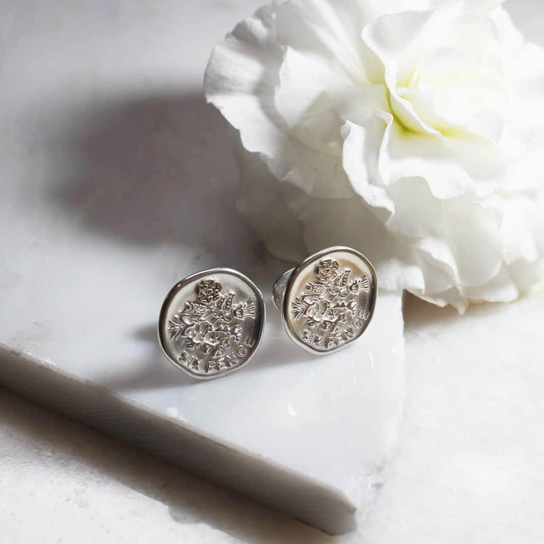 ダウアー&ホールさんのインスタグラム写真 - (ダウアー&ホールInstagram)「Give the Groom the gift of luck for his Big Day with our new Sixpence cufflinks! They can also be engraved for a personal touch. . . #Groom #BigDay #Wedding #GroomsGift #MensStyle #Luck #Lucky #Sixpence #Tradition #SomethingBlue #Coins #Jewellery #Cufflinks #Jewelry #DowerAndHall」5月4日 16時10分 - dowerandhall