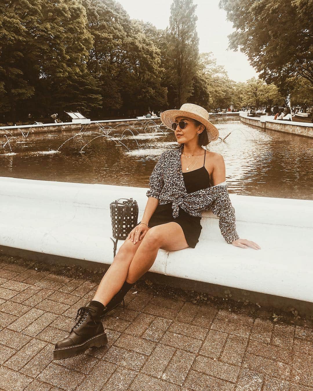 のインスタグラム：「. 昨日のBBQ私服🐆 . 絶対ヘビロテすると思って2色getしたROXYのキャミワンピに、 ZARAのメンズのレオパード柄シャツを裾結んで着ました♡ . ブーツはマーチンの柔らかいレザーの方の厚底。 取り外してるから普通のマーチンに見えるけど、実は取り外し可能なチャックもついてるタイプで、前の投稿見てもらえたらチャックありで履いてるやつも見れます☺︎ . ネックレス&ピアス&ブレスレットは全て @jua_official ので14kgf♡」