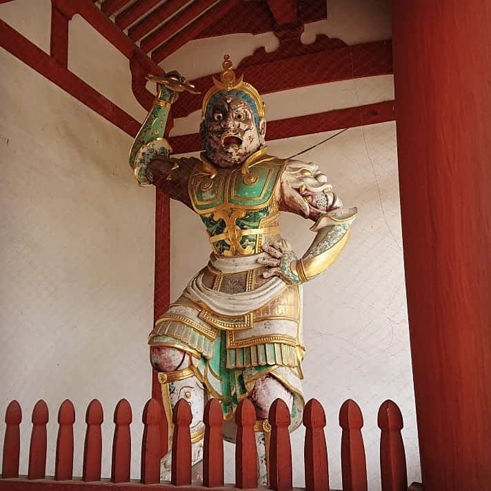 和田益典さんのインスタグラム写真 - (和田益典Instagram)「◆ 薬師寺中門の二天王像 . 2019/5/2 スマホ撮影 . 武装した二天王像です。 . 以前はピッカピカの極彩色でしたが、久しぶりに見ると結構剥離が進んでました。 . 特に阿形の剥離が著しかったですね。 . そんな阿形さんは、なかなかスタイルがよろしいです。笑 . 顔は超恐いですがね。 . . . #薬師寺 #薬師寺中門 #門 #中門 #二天王像 #二天王立像 #像 #木造 #世界遺産 #西ノ京 #西の京 #奈良 #大和路 #あをによし #木像 #彩色 #極彩色 #gate #名刹 #temple #寺院 #寺 #お寺 #仏閣 #古刹 #photostagram #photo #nara #japan .」5月4日 16時15分 - masunori_wada