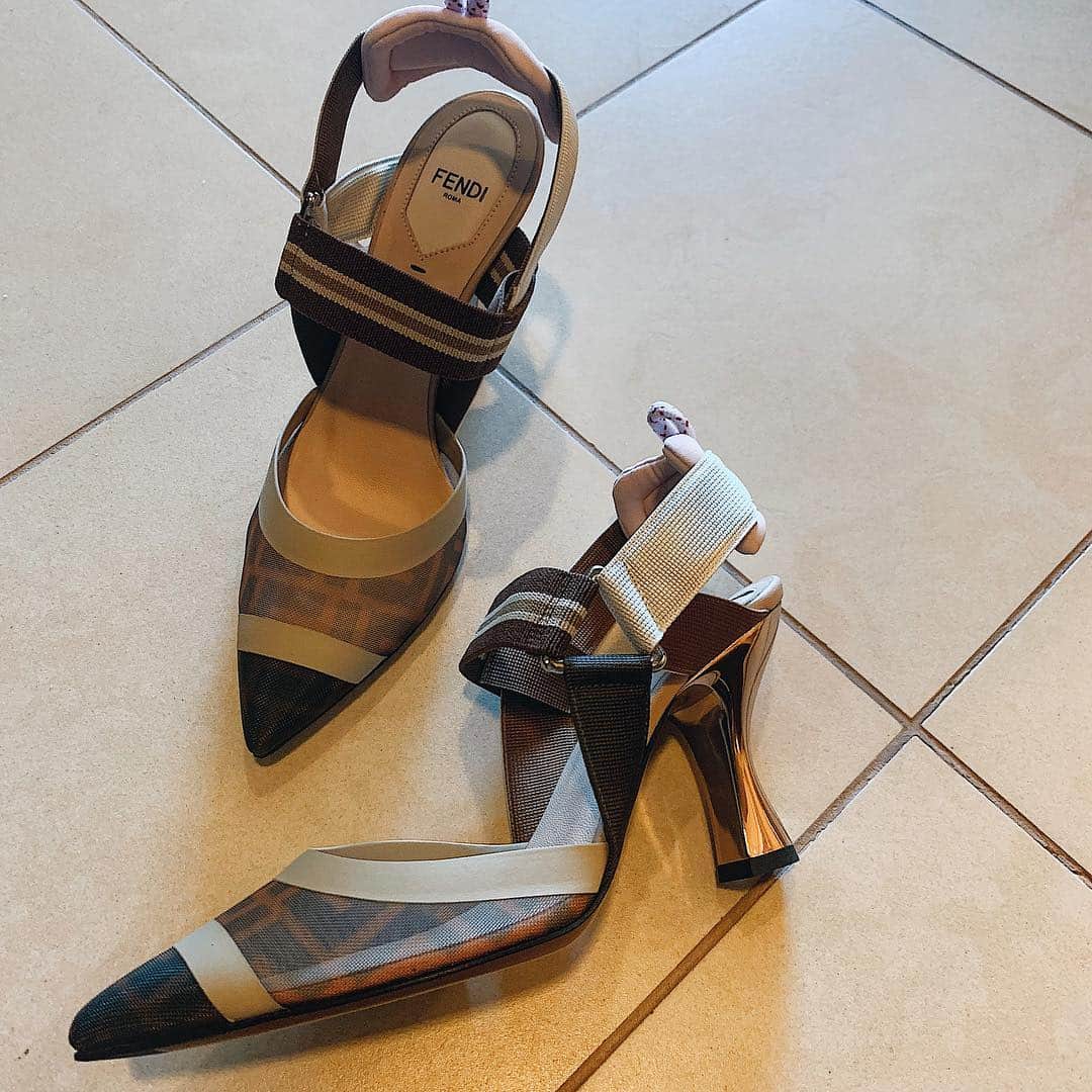 清水沙也佳さんのインスタグラム写真 - (清水沙也佳Instagram)「思い切って年末に買ったサンダル初おろし。 たくさん愛してあげよう💓💓 #fendi #shoes #しみさや旅 #cebu #philippines #セブ島」5月4日 16時16分 - sayaka__shimizu