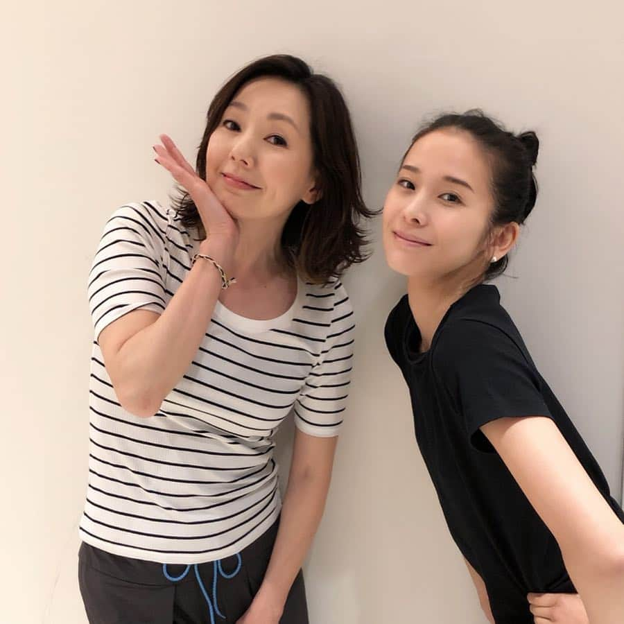 とよた真帆さんのインスタグラム写真 - (とよた真帆Instagram)「皆んなでトレーニング😊 ゴールデンウィーク関係なくせっせと仕事してます😅 やはり元宝塚の方は皆さま真面目なんだわ、、トレーニングも真剣に取り組むお姿。見習お。  #元宝塚  #宝塚 #陽月華 ちゃん #白羽ゆり ちゃん  #牧勢海 ちゃん」5月4日 16時19分 - maho_toyota