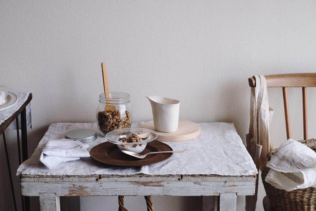 maggydaisyのインスタグラム：「_ homemade granola  モアが来て1週間 この部屋もデイジーの思い出がいっぱいでいつも涙が出てしまうのだけど 今日は大丈夫だった。  #homemadegranola #黒川登紀子 #渡邊浩幸 #card_ya」