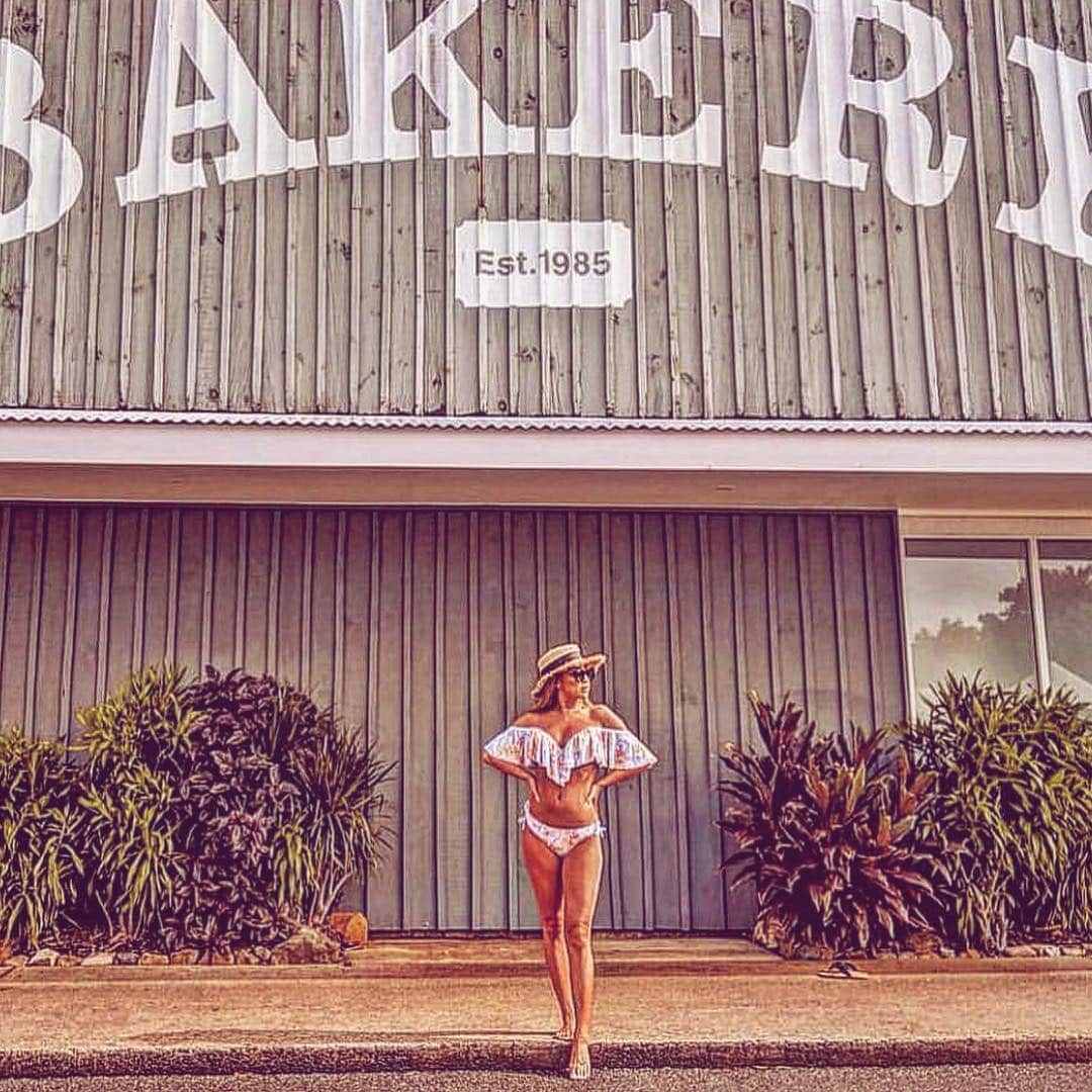 清水彩子のインスタグラム：「ハミルトン島での撮影👙 この日、すっごく雨降り☔️だったのだけど皆の頑張りのお陰でとっても素敵な写真が撮れました💕さやかちゃんの写真が素敵で拝借💕 @araki_sayaka  発売が楽しみ💕👙 #荒木さやか#姉ageha #水着撮影#水着#swimwear  #オーストラリア#🇦🇺 #ハミルトン島#hamiltonisland」