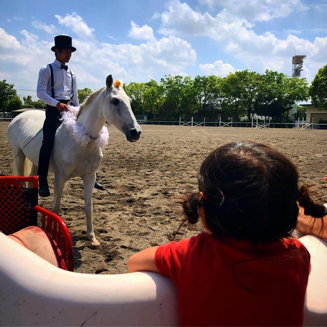 新井美穂さんのインスタグラム写真 - (新井美穂Instagram)「今日は、娘のリクエストでお馬さん乗りに#府中競馬場 へ。 道中、会う人会う人に「今からお馬さん乗るんだよー」と張り切ってた娘だけど9時半の時点で整理券終了してた😭#GW激混み  残念ながら今日はお馬さんには乗れなかったけど、 意外とサラリと受け入れ#アスレチック#水遊び と始終大はしゃぎな娘。 良かった良かった😌 #GWあと2日 そろそろ私が疲れてきたわ〜😅（笑） #娘2歳11ヶ月#母娘休日#休日おでかけ#10連休長すぎる#前髪切りました#前髪ぱっつん」5月4日 16時37分 - arai_miho