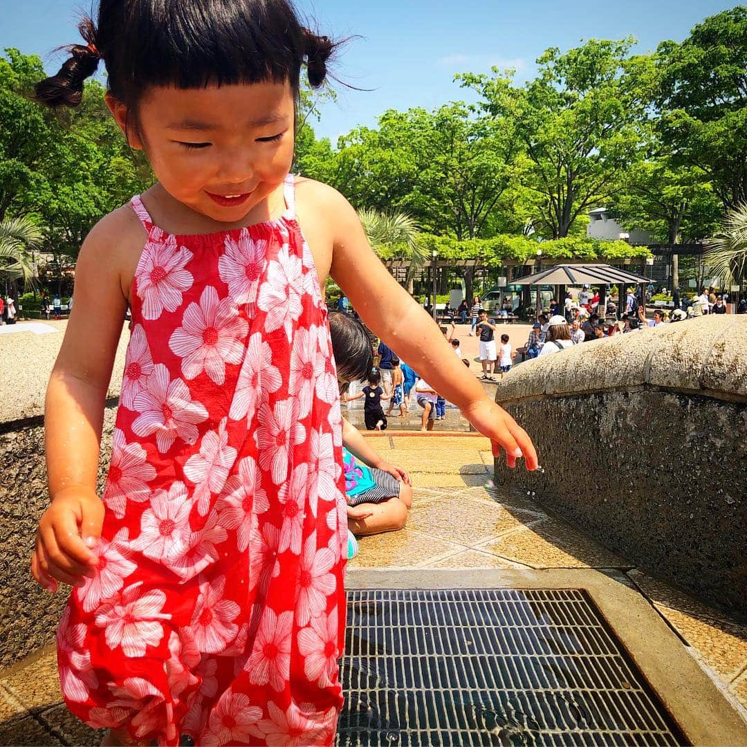 新井美穂さんのインスタグラム写真 - (新井美穂Instagram)「今日は、娘のリクエストでお馬さん乗りに#府中競馬場 へ。 道中、会う人会う人に「今からお馬さん乗るんだよー」と張り切ってた娘だけど9時半の時点で整理券終了してた😭#GW激混み  残念ながら今日はお馬さんには乗れなかったけど、 意外とサラリと受け入れ#アスレチック#水遊び と始終大はしゃぎな娘。 良かった良かった😌 #GWあと2日 そろそろ私が疲れてきたわ〜😅（笑） #娘2歳11ヶ月#母娘休日#休日おでかけ#10連休長すぎる#前髪切りました#前髪ぱっつん」5月4日 16時37分 - arai_miho
