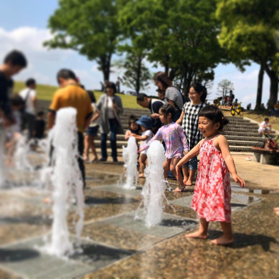 新井美穂さんのインスタグラム写真 - (新井美穂Instagram)「今日は、娘のリクエストでお馬さん乗りに#府中競馬場 へ。 道中、会う人会う人に「今からお馬さん乗るんだよー」と張り切ってた娘だけど9時半の時点で整理券終了してた😭#GW激混み  残念ながら今日はお馬さんには乗れなかったけど、 意外とサラリと受け入れ#アスレチック#水遊び と始終大はしゃぎな娘。 良かった良かった😌 #GWあと2日 そろそろ私が疲れてきたわ〜😅（笑） #娘2歳11ヶ月#母娘休日#休日おでかけ#10連休長すぎる#前髪切りました#前髪ぱっつん」5月4日 16時37分 - arai_miho