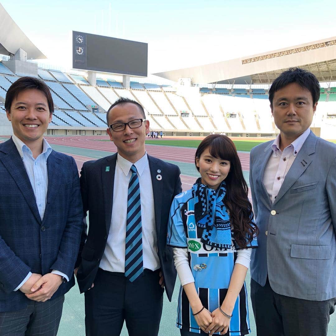 本野大輔のインスタグラム：「今日はFC大阪の中継。 私は実況を担当しました。  解説FC大阪会長付き執行役会の嶋田祥吾さん。 スタジアムDJの石塚理奈さん。 次節実況の立田アナとの写真です！  FC大阪VS奈良クラブ 試合は1-0でFC大阪は今シーズン初の黒星。 次節に期待です。  大阪にはガンバ、セレッソとビッグクラブがありますが、FC大阪は大阪から第三のJリーグクラブを目指し活動しています。  今シーズン読売テレビのサッカー担当アナウンサーが実況を担当します。  クラブが目標に向かって一つになり歩む姿を中継を通じて伝えていきます。  放送は読売テレビのネット配信『あすりーとチャンネル』で見られます。 検索してくださいね！  #fc大阪 #jfl #サッカー #長居スタジアム #中継 #実況 #アナウンサー #嶋田祥吾 #石塚理奈 #立田恭三 #本野大輔 #読売テレビ」