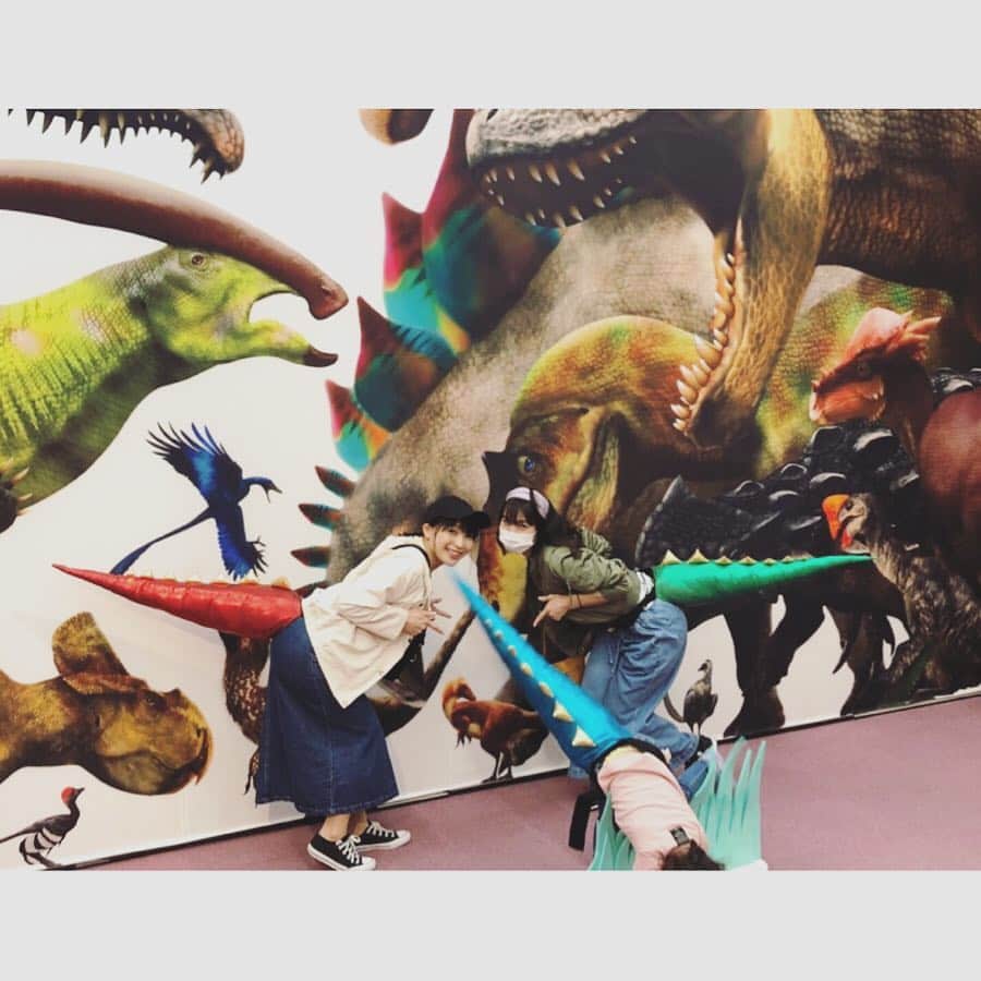 新田恵海さんのインスタグラム写真 - (新田恵海Instagram)「GW後半はおば活の日々✨ 今日はサクモの『恐竜くんの恐竜観察ラボ』を観に行ってきました🦖💕 私のリクエストでしたが、お絵描きをしたり、しっぽをつけてティラノサウルスの歩き方を真似したり、おちびたちも楽しんでいました😊 (誰よりもノリノリな私と妹)  1歳半になった甥っ子くんが、ブラキオサウルスを見て「おっきいきょうりゅう」と言えたことに感動🦕✨ 子どもから大人まで楽しめる、素敵な恐竜展でした💕  福岡ドームの恐竜くんトークショーも行きたかったなぁ😭  #sakumo佐久市子ども未来館  #恐竜くん #おば活」5月4日 16時38分 - tnstagram1210
