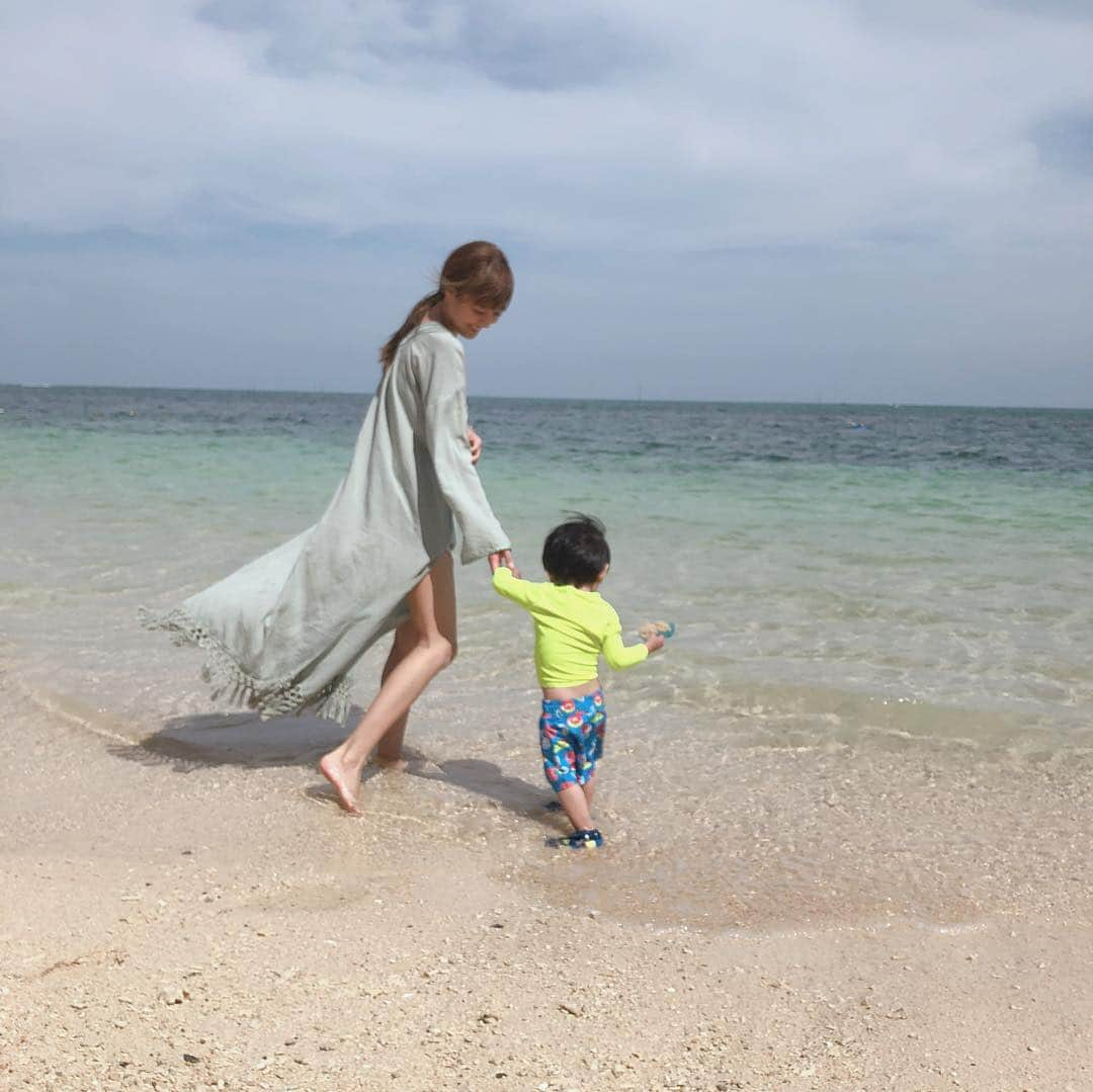 渡香奈さんのインスタグラム写真 - (渡香奈Instagram)「前回の沖縄旅行は毎日雨だったけど、今回は晴天続き☀️ 娘と浅瀬で魚を追いかけ回す一日🐟  捕まえられそうなくらい近くを泳ぐから捕まえようと必死になる3歳児🦄  #ゴールデンウィーク #息子と #娘と #魚と #沖縄 #晴天 #子連れ沖縄 #beach #beachgirl #エトレトウキョウ」5月4日 16時40分 - kanarina1261