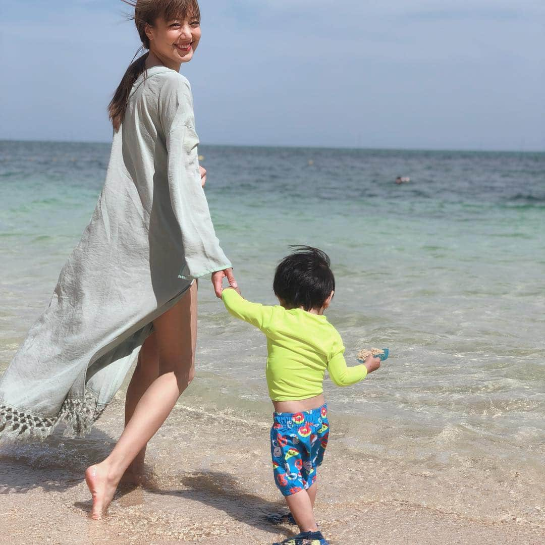 渡香奈さんのインスタグラム写真 - (渡香奈Instagram)「前回の沖縄旅行は毎日雨だったけど、今回は晴天続き☀️ 娘と浅瀬で魚を追いかけ回す一日🐟  捕まえられそうなくらい近くを泳ぐから捕まえようと必死になる3歳児🦄  #ゴールデンウィーク #息子と #娘と #魚と #沖縄 #晴天 #子連れ沖縄 #beach #beachgirl #エトレトウキョウ」5月4日 16時40分 - kanarina1261