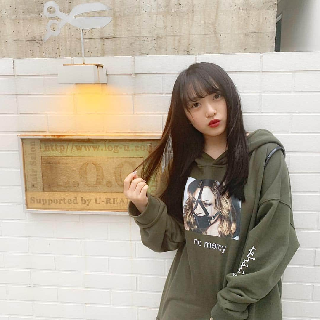 唐沢憲司さんのインスタグラム写真 - (唐沢憲司Instagram)「AKB48 向井地美音ちゃん 担当はL.O.G スタイリスト伊東ちゃん @log_risa827 です🔥✂️✨ . 令和スタート🎊 . 最初の投稿はAKB48向井地美音ちゃん♡ . 平成最後のメンテナンスに 来てくれました😆✨ . シールエクステ60本ついてます💫 . 地毛を傷めず気軽にイメチェンできる シールエクステおすすめです🙆🏻‍♀️💯 . 令和もご予約お待ちしております☺︎ . ネット予約が×でも電話予約なら ご案内可能な場合もございます💡 . ☎︎ 03-6427-3639 . 月〜金  12:00〜21:00 土・祝  11:00〜20:00 日曜日  10:00〜19:00 . ⚠︎ご新規の方、インスタのDMからの ご予約がお得です㊙️ . お気軽にDMください📩 . #AKB48 #向井地美音 さん #みーおん #エクステ #シールエクステ #ロングヘア #ブルーアッシュ #ネイビーカラー #ブルーカラー #ブルージュ  #アプリエ #イルミナカラー #透明感カラー  #oggiotto #オッジィオット #Aujua #オージュア #髪質改善 #表参道 #原宿 #美容室 #美容師 #モテ髪 #LOG #LOGbyUREALM #log_risa」5月4日 16時45分 - log_kenjikarasawa