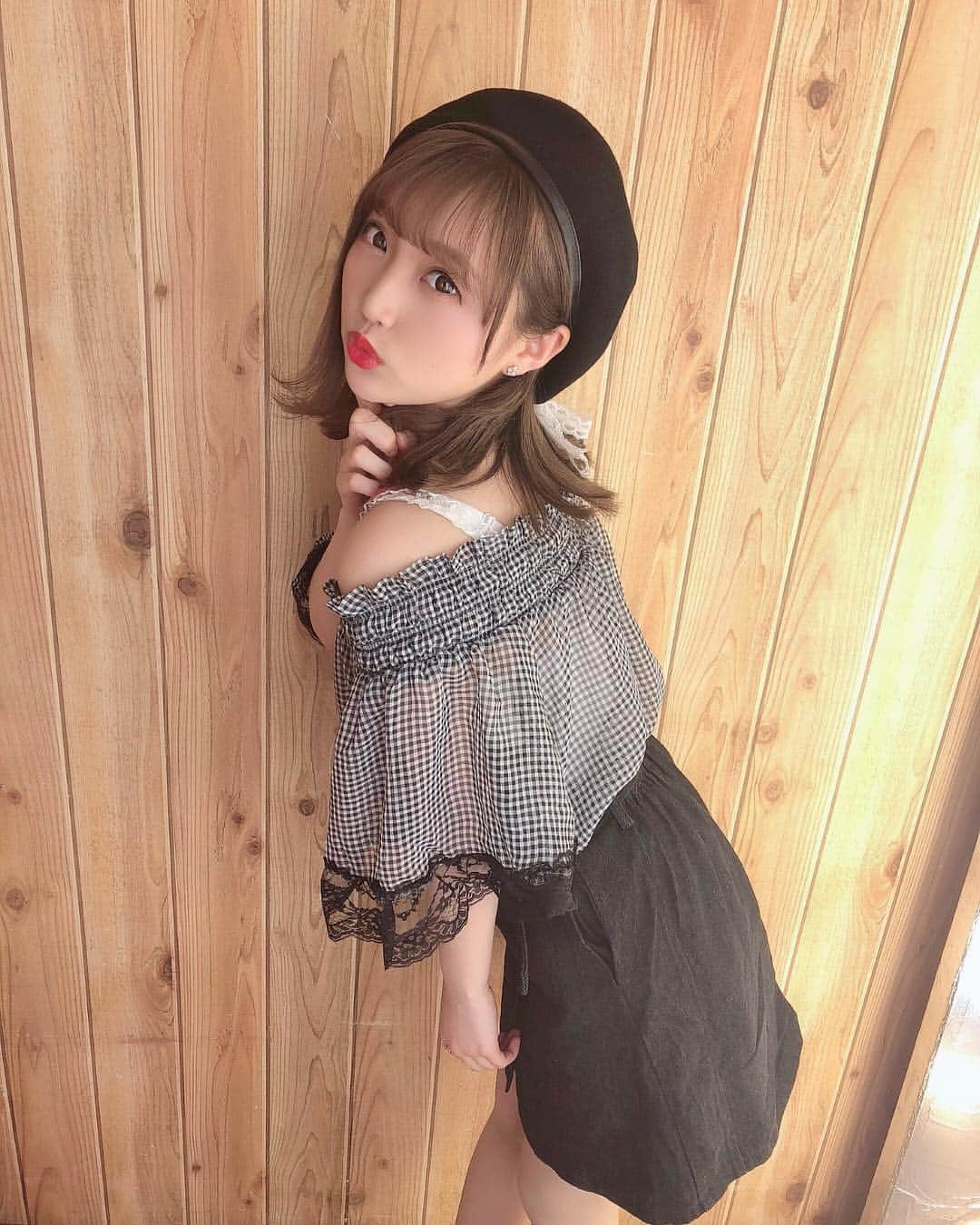 星野麻里愛さんのインスタグラム写真 - (星野麻里愛Instagram)「夏も近づいてきたから オフショル女子。 黒は少し大人っぽくなる！！ #オフショル #ギンガムチェック #niceclaup  #ベレー帽 #夏 #外ハネ #黒コーデ #ミディアム #肩出し」5月4日 16時45分 - maria.pink28