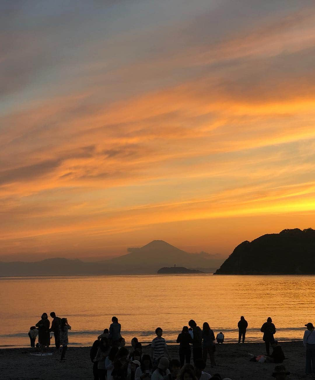 植田せりなさんのインスタグラム写真 - (植田せりなInstagram)「GWですね☀️ 私は友人や妹カップルとまったり過ごしています🥰 @cinemacaravan に遊びに行ってきたんだけど雰囲気最高だった〜🥺🎪 わんちゃんも入れるところがまたいいの🐕✌️ 夜は浜辺に座って波の音を聴いてまったり〜やっぱり海が大好き🐚 そしてsunsetも最高に綺麗でした🌇  I went to the zushi beach film festival! The sunset was beautiful.👏 #GW  #ゴールデンウィーク  #逗子映画祭  #zushibeachfilmfestival #japan#filmfestival#sunset#music#friends#fashion」5月4日 16時50分 - serina_ueda