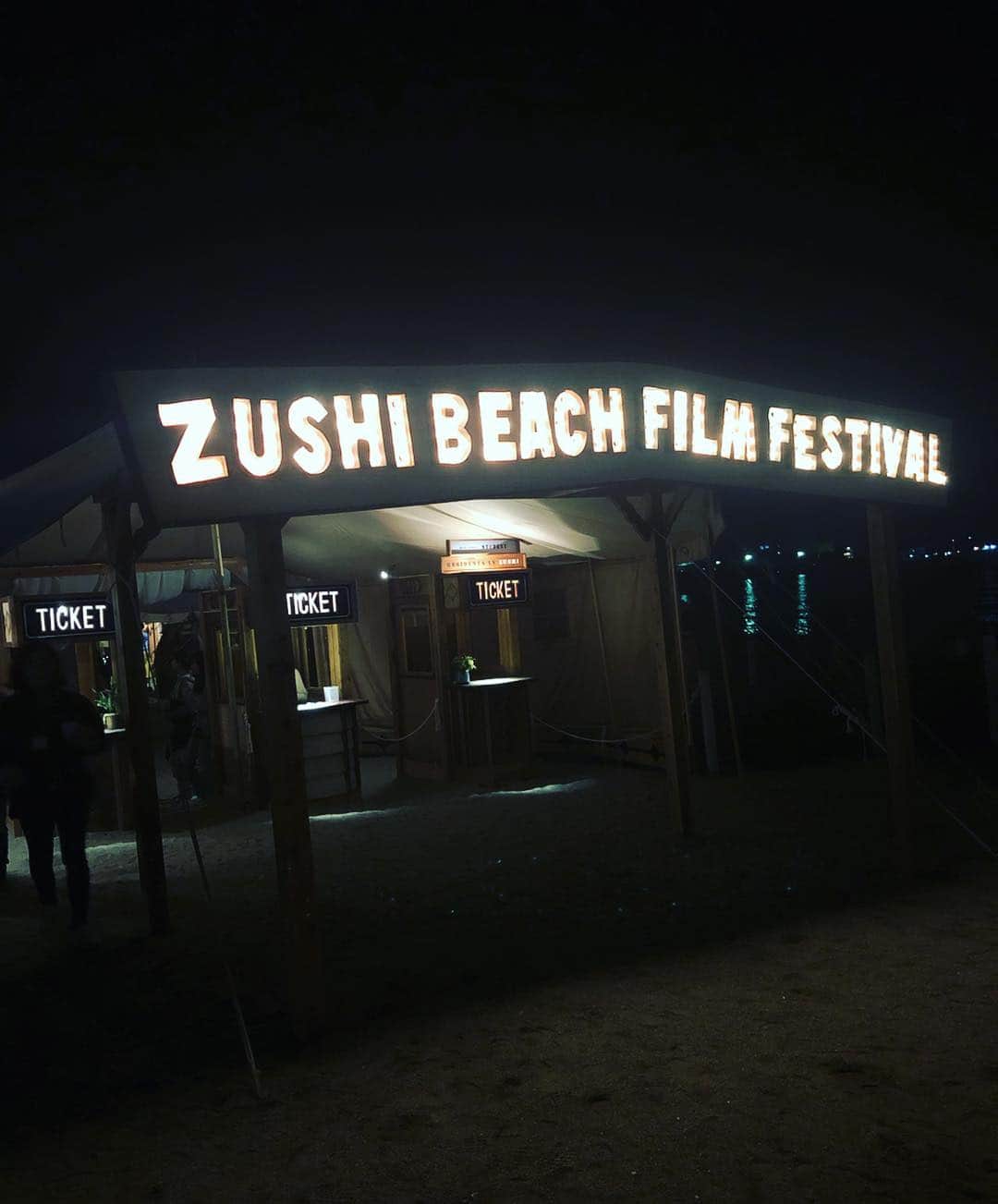 植田せりなさんのインスタグラム写真 - (植田せりなInstagram)「GWですね☀️ 私は友人や妹カップルとまったり過ごしています🥰 @cinemacaravan に遊びに行ってきたんだけど雰囲気最高だった〜🥺🎪 わんちゃんも入れるところがまたいいの🐕✌️ 夜は浜辺に座って波の音を聴いてまったり〜やっぱり海が大好き🐚 そしてsunsetも最高に綺麗でした🌇  I went to the zushi beach film festival! The sunset was beautiful.👏 #GW  #ゴールデンウィーク  #逗子映画祭  #zushibeachfilmfestival #japan#filmfestival#sunset#music#friends#fashion」5月4日 16時50分 - serina_ueda