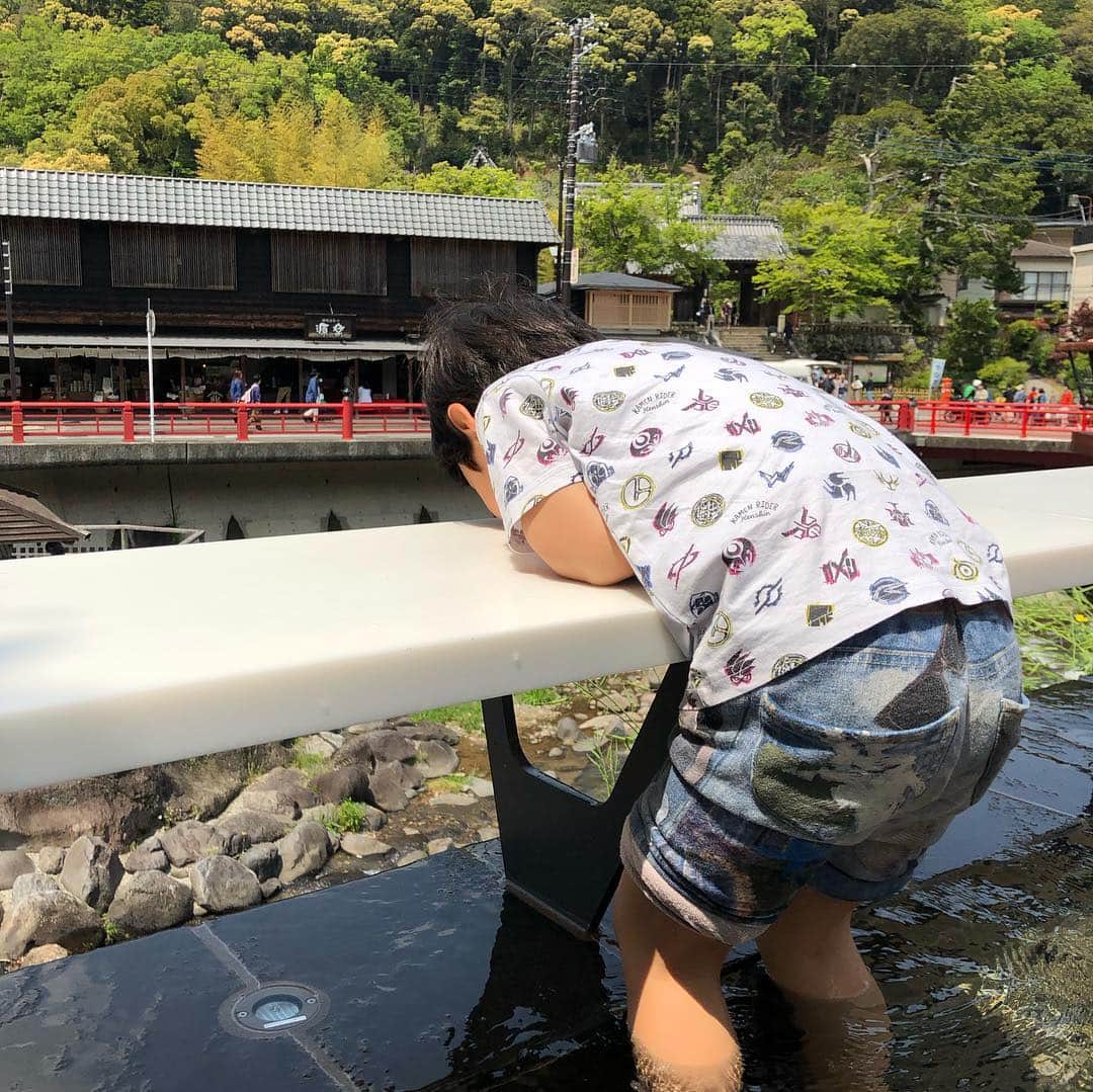 麻生裕子さんのインスタグラム写真 - (麻生裕子Instagram)「足湯しながら修善寺と川を眺めながらゆっくり😊 はじめて来たけど、修善寺近辺混みすぎず、とても快適！ タピオカミルクティも美味しかった😍 #gw #ノープラン旅行 #それもまた楽しい #思い出の記録」5月4日 16時50分 - yukoasoh