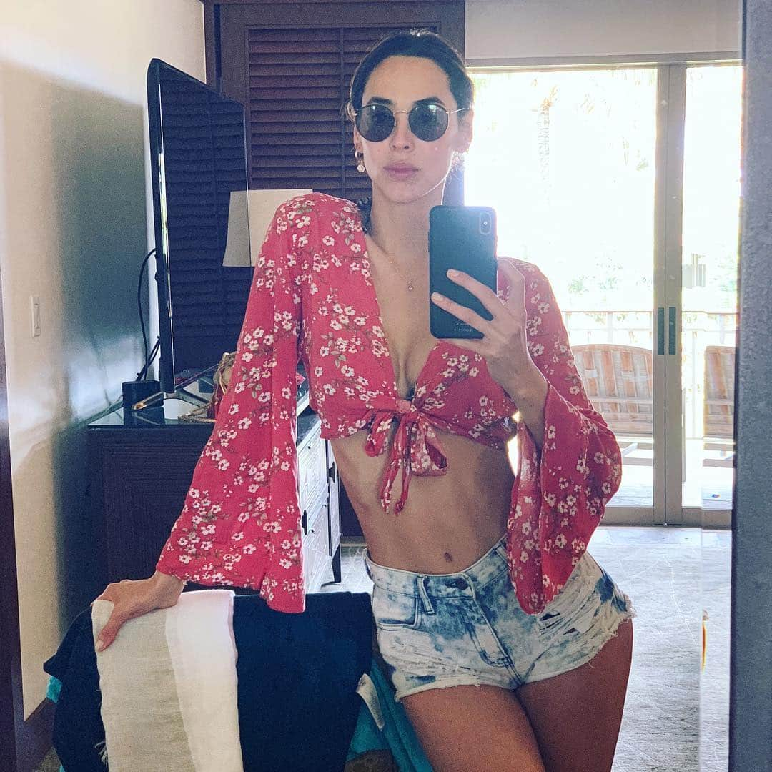 エミ・レナータさんのインスタグラム写真 - (エミ・レナータInstagram)「Mandatory mirror selfie 🍇⚓️ #summer #bigisland #love」5月4日 16時57分 - emi_renata