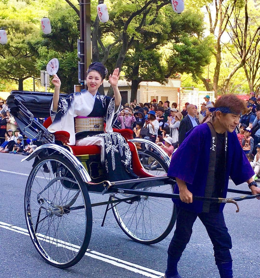 藤あや子さんのインスタグラム写真 - (藤あや子Instagram)「博多どんたくは例年よく雨が降ることで有名のようですが、見事に晴れ渡って最高のお祭り日和でした✨ #令和初仕事 #博多どんたく #お祭り日和 #自称晴れ女 #パレード #人力車 #お祭り本舞台 #藤のお着物」5月4日 16時57分 - ayako_fuji_official