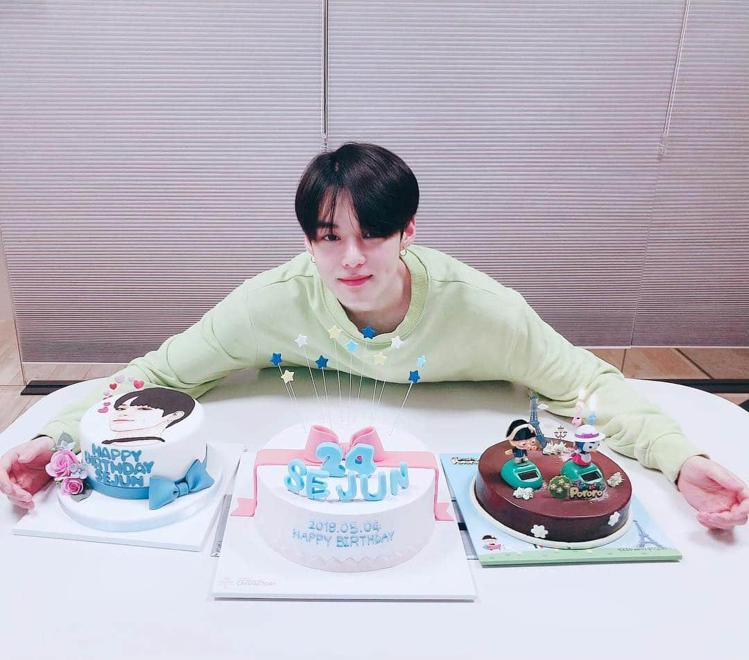 Victonさんのインスタグラム写真 - (VictonInstagram)「[#빅톤] 20190504🌸 오늘은 빅토니 센터! 세준이의 생일입니다🥳 빅토니의 든든한 중심 답게🙌 빅토니 형아 동생들과 앨리스 여러분들의 많은 축하와 사랑으로! 세준이는 행복한 생일을 보내고 있습니다😀 준탄절인 오늘☀️ 세준이의 생일을 축하해주듯이 오늘의 날씨도 참 밝고 따뜻한데요?!🌿 앞으로도 멋진 모습과 연기 활동으로 앨리스에게 다가갈 세준이의 생일을 많이 축하해주세요💛💙 해피 해피 세준데이🥳 - #VICTON #HAPPYSEJUNDAY #HoneyFairySejunDay #해피_임푸린_세준데이 #SeJun #임세준」5月4日 17時00分 - victon1109