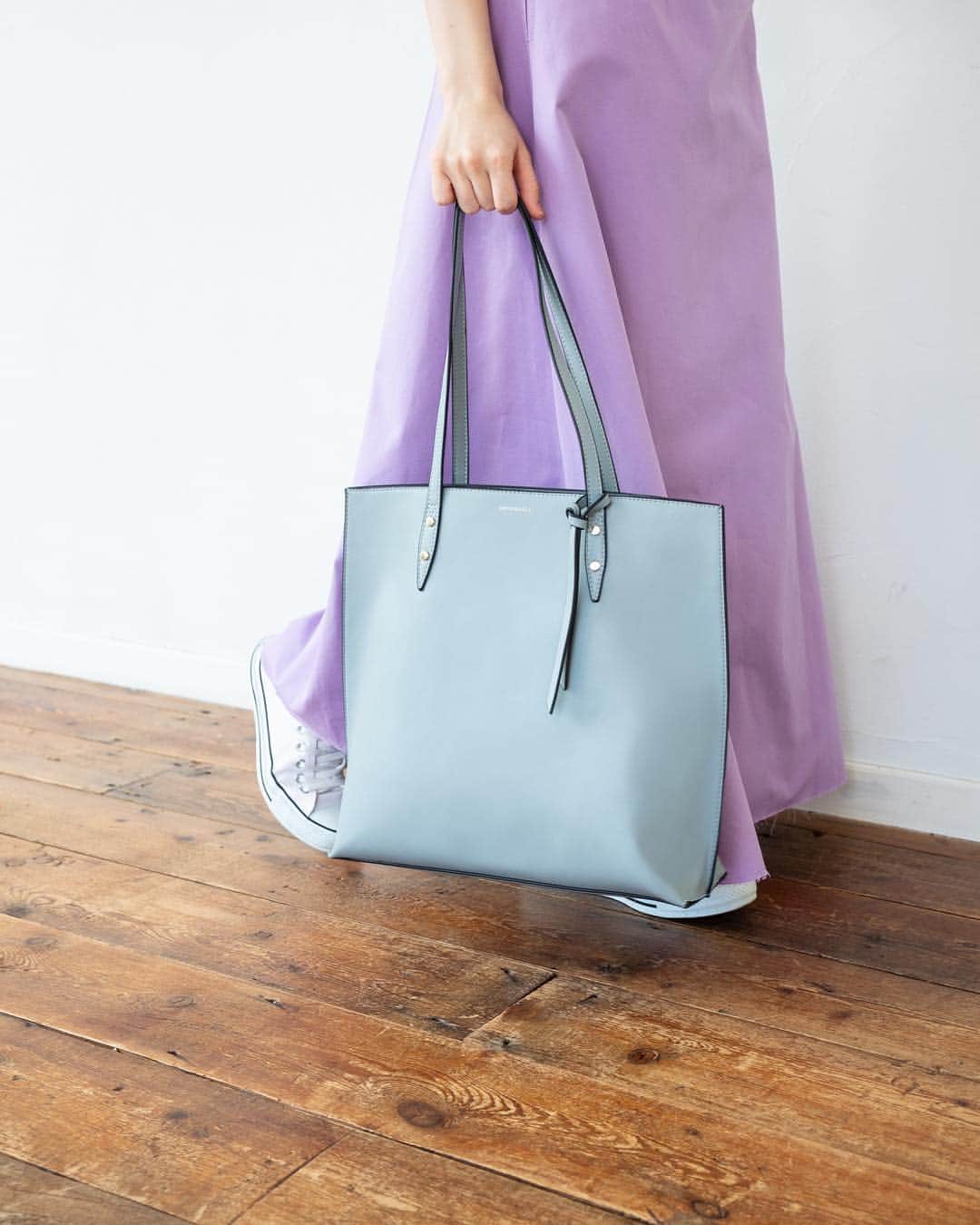 SMIRNASLI_officialのインスタグラム：「Sophisticate Bag . 縦型A4トート 春らしいカラーで登場♡ 店頭先行入荷してます！ webでは先行予約受付中！ . color Saxe/L.beige/Pink/Black . #smirnasli #サミールナスリ  #totebag  #トートバッグ #Bag #バッグ #a4トート」