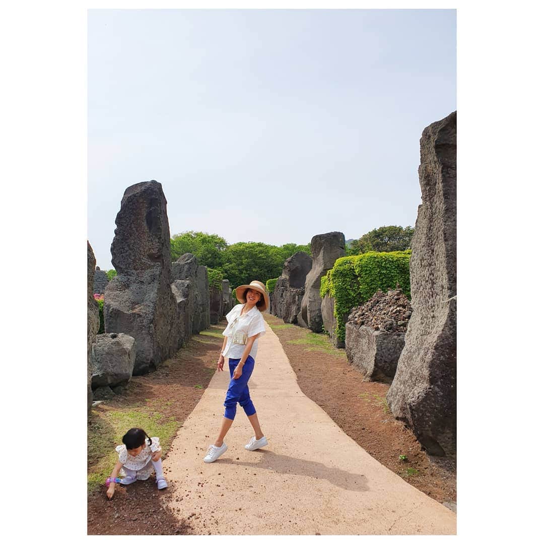 ソ・ユジンさんのインスタグラム写真 - (ソ・ユジンInstagram)「#제주돌문화공원 너무나 웅장하고 멋지다 또와야지 😊맘이 편해지는 곳.. 5월은 무료 ~ #소여사제주 🌴」5月4日 17時06分 - yujin_so